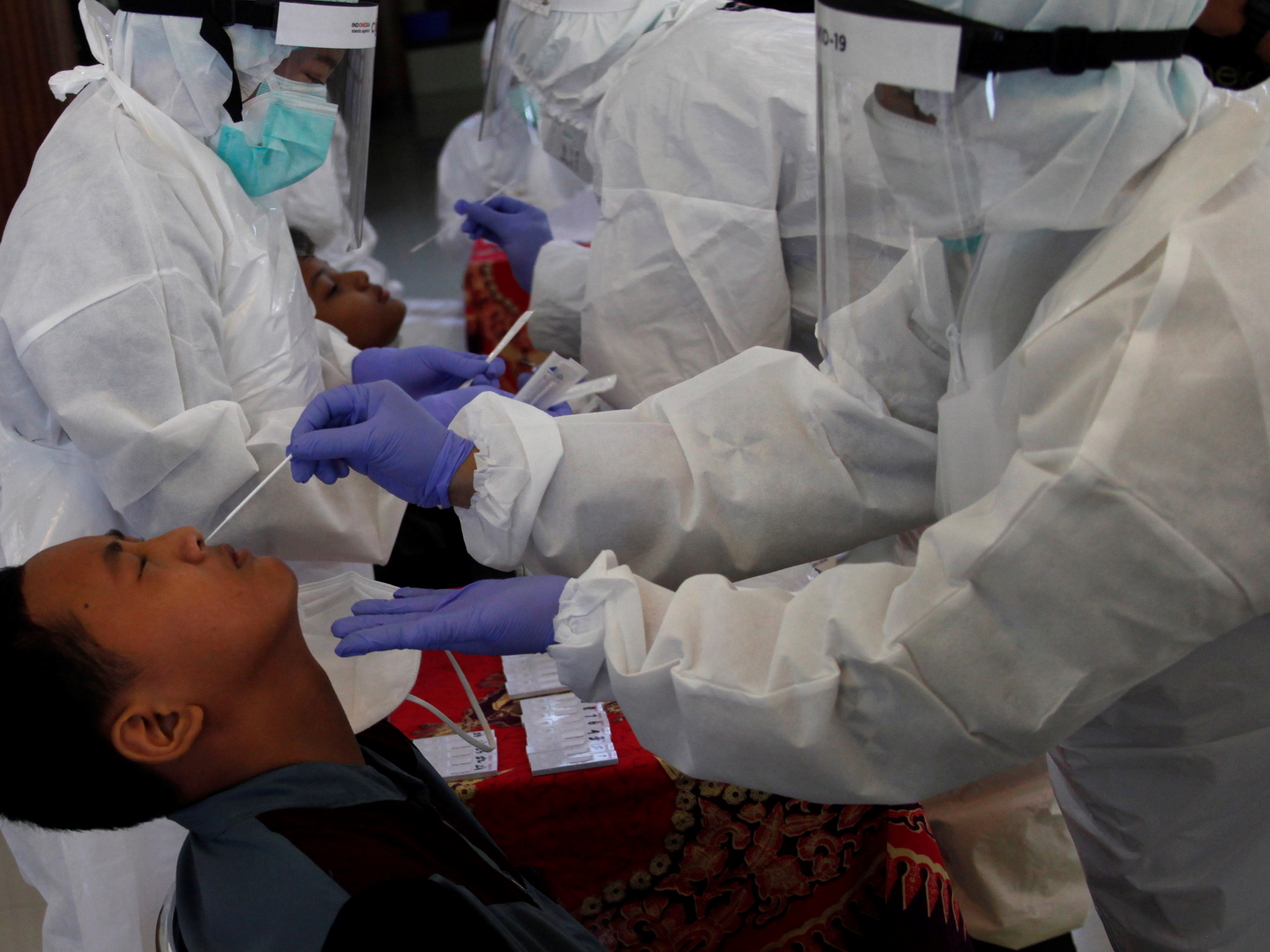 Petugas kesehatan melakukan swab test (tes usap) antigen kepada siswa yang mengikuti PTM di Perguruan Al-Irsyad Al-Islamiyyah Solo, Jateng.