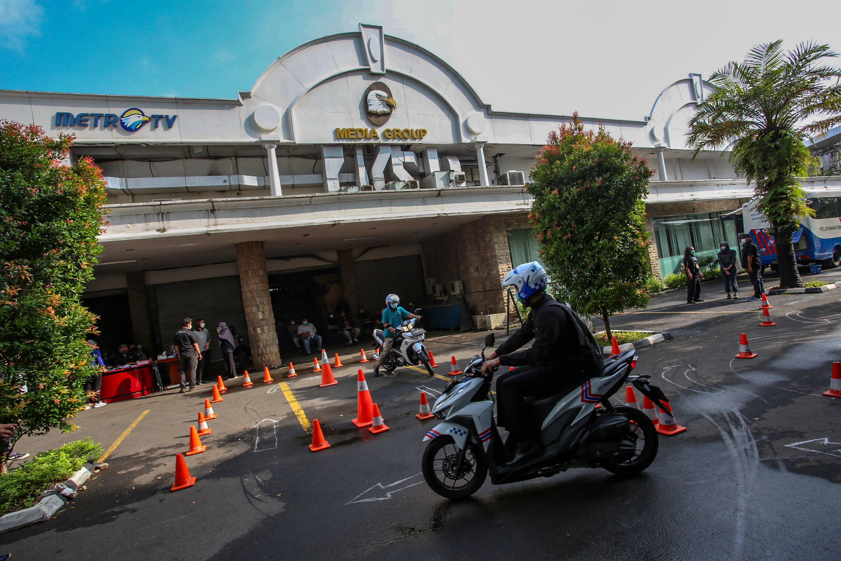 Karyawan Media Group mengikuti pelatihan ujian praktek mengemudi di Gedung Media Group, Kedoya, Kebon Jeruk, Jakarta, Rabu (12/1/2022). 