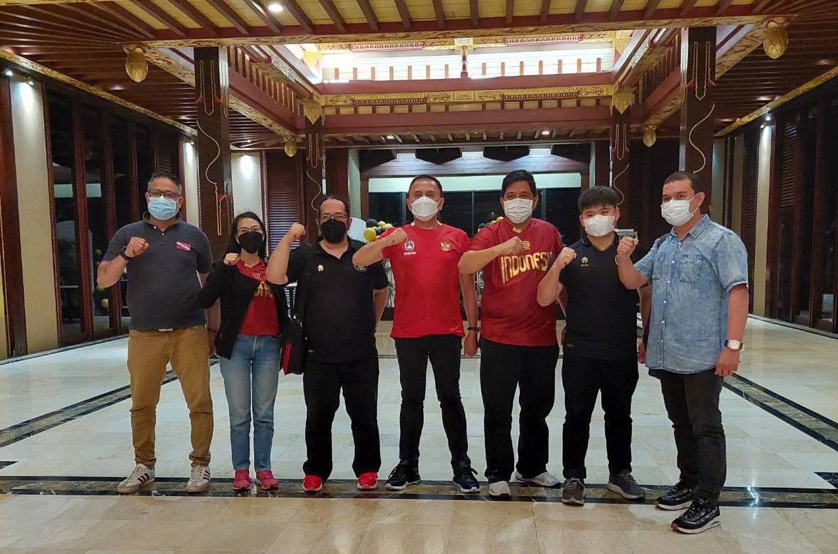 Pengurus PSTI dan Ketua Umum PSSI seusai berdialog tentang persepakbolaan di Jakarta, Senin (3/1)