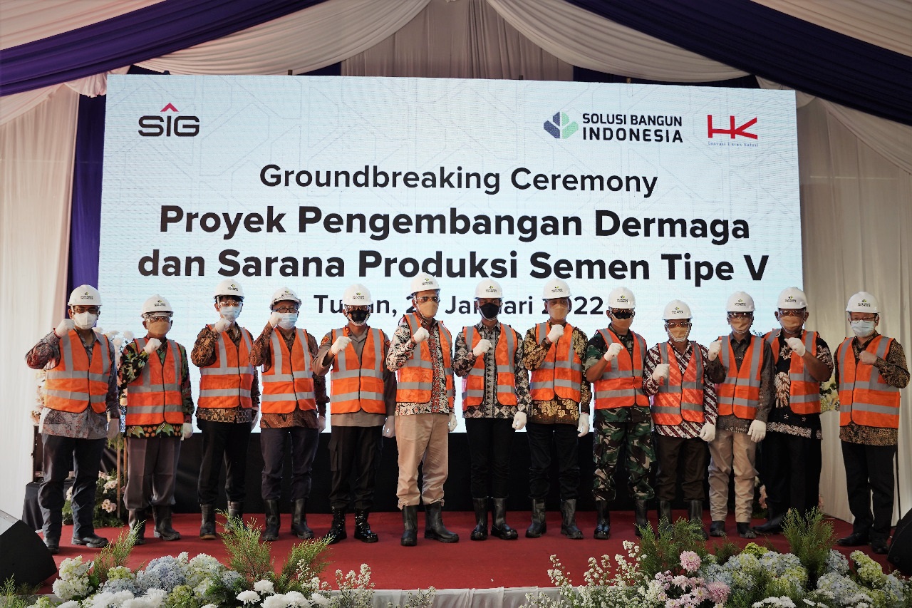 Proyek pengembangan dermaga dan sarana produksi pabrik semen di Tuban dimulai.