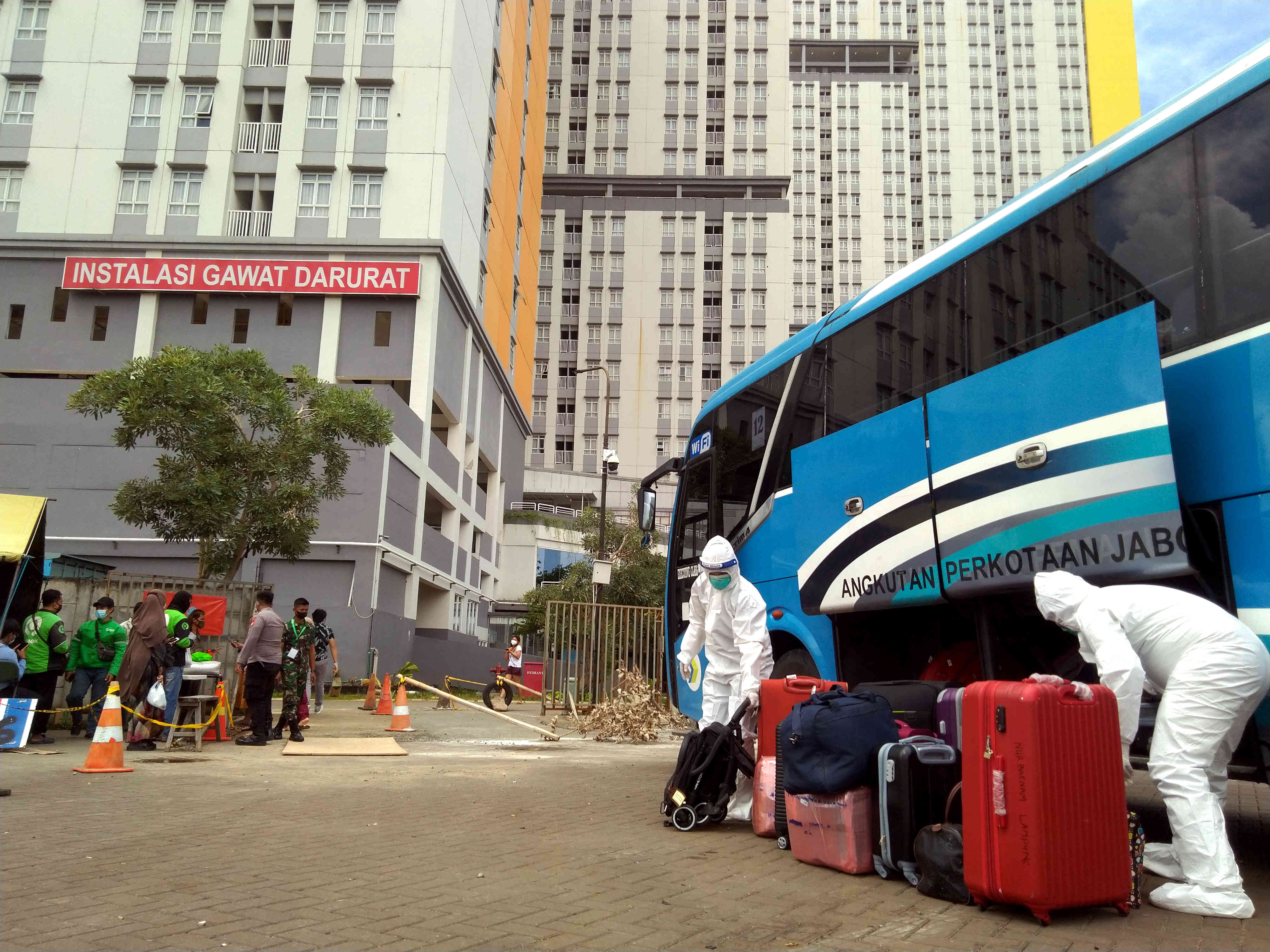 Petugas menyiapkan barang milik pasien covid-19 yang akan menempati RSDC Wisma Atlet, Jakarta, Selasa (11/1/2021).