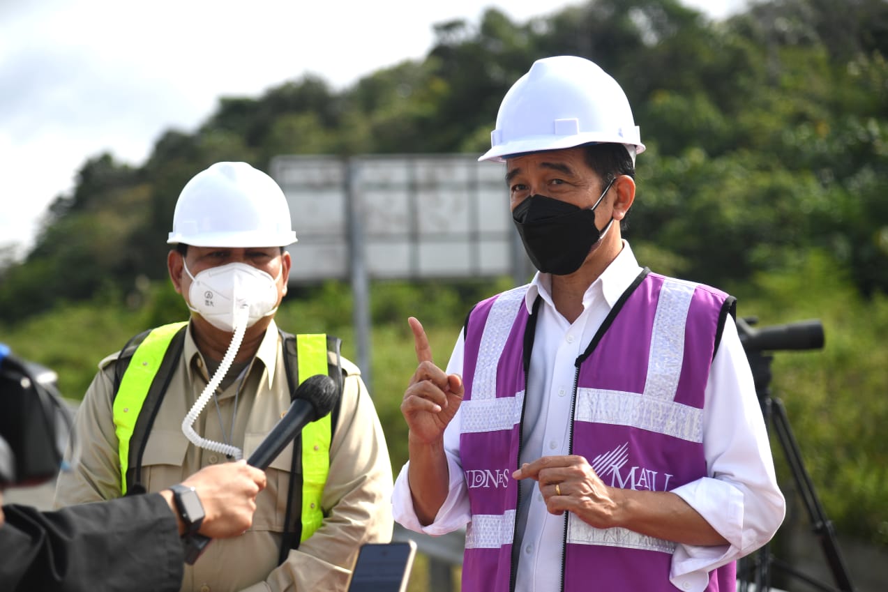 Presiden Joko Widodo meninjau langsung sodetan akses jalan menuju rencana ibu kota negara (IKN) di Provinsi Kalimantan Timur.
