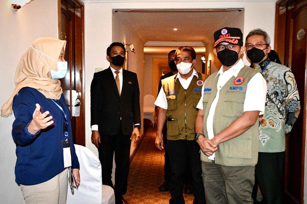 Ketua BNPB Suharyanto melakukan sidak ke lokasi karantina bagi pelaku perjalanan luar negeri.
