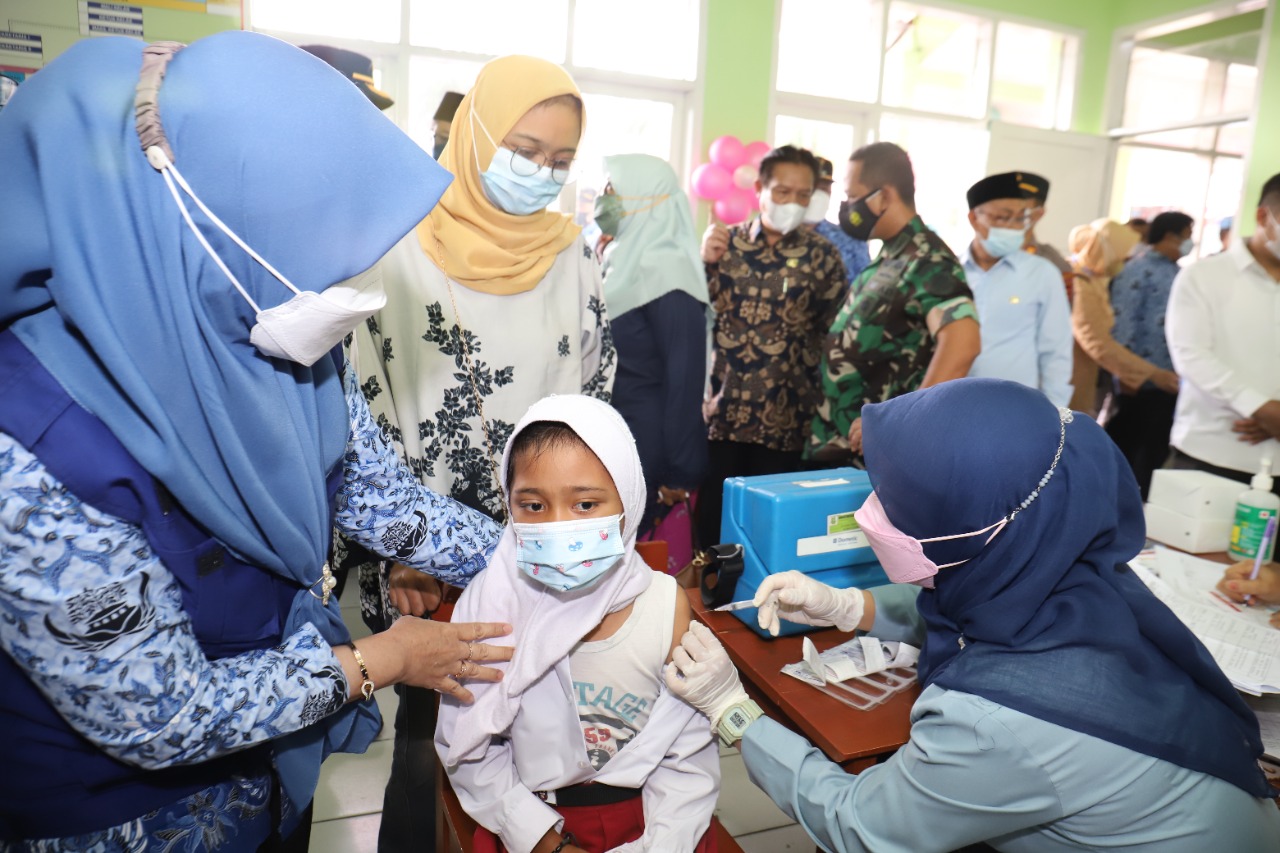 Vaksinasi covid-19 bagi anak usia 6-11 tahun di Sukabumi, Jawa Barat.  