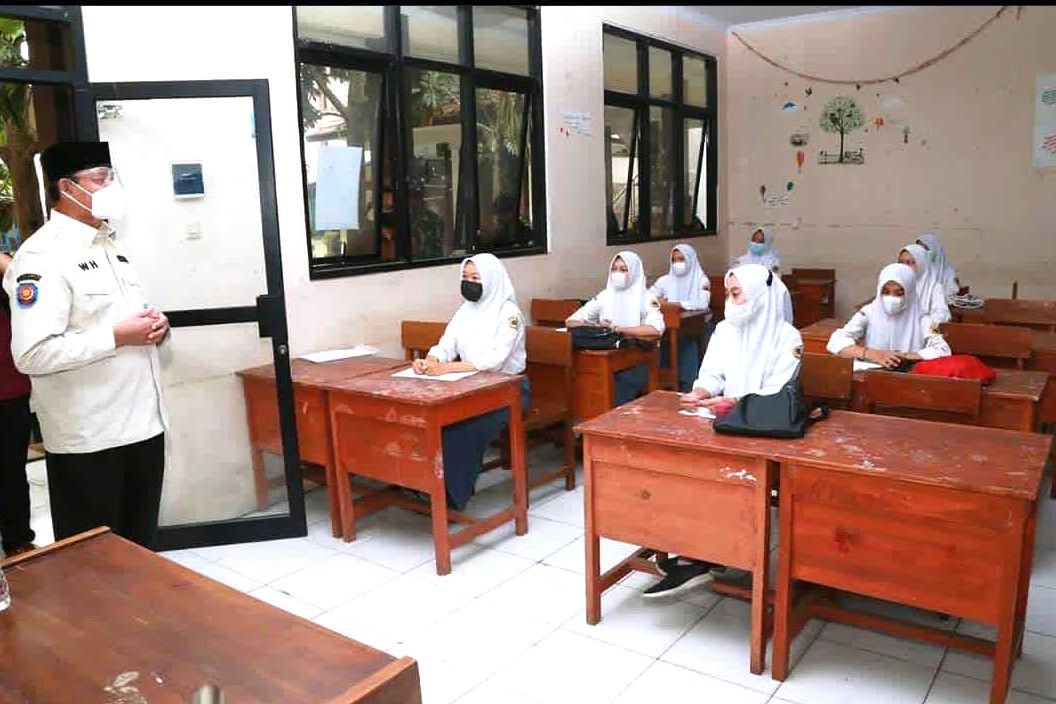 Gubernur Banten Wahidin Halim saat meninjau PTM 50%.