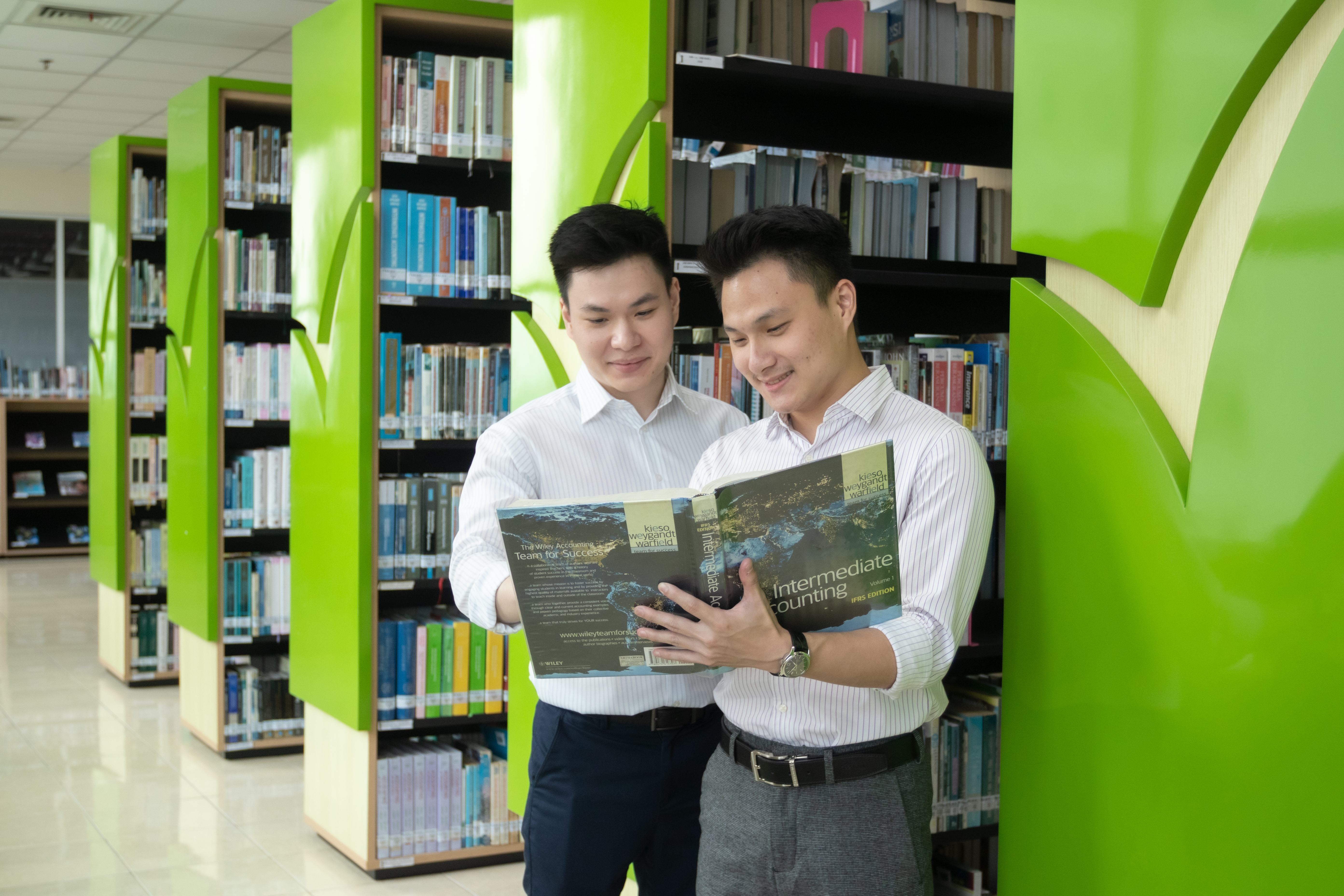 Mahasiswa Prodi Akuntansi Kalbis Institute yang meraih penghargaan internaisonal Caldy dna Clandy