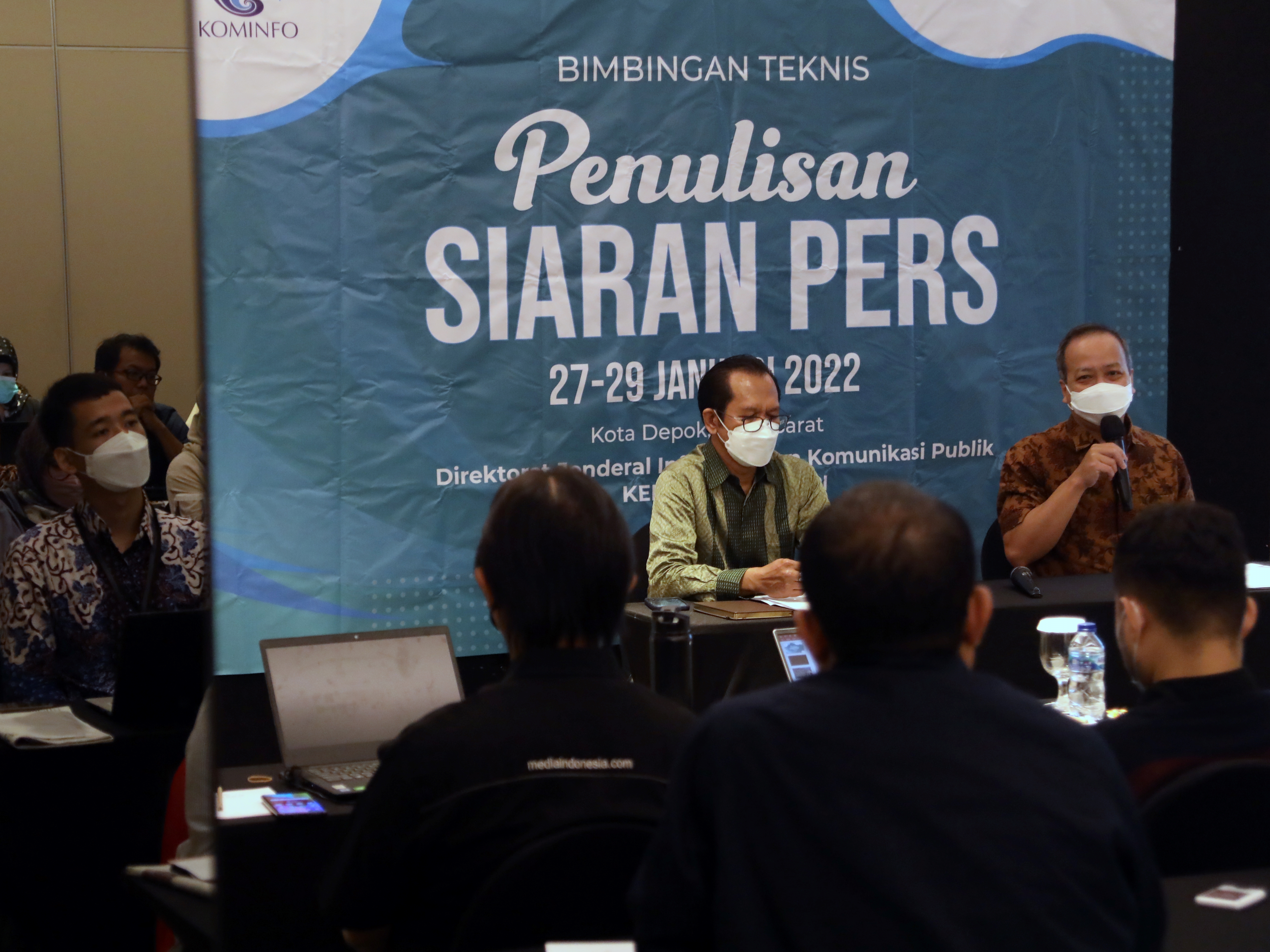 Staf Khusus Menteri Kemenkominfo Philip Gobang (kiri).