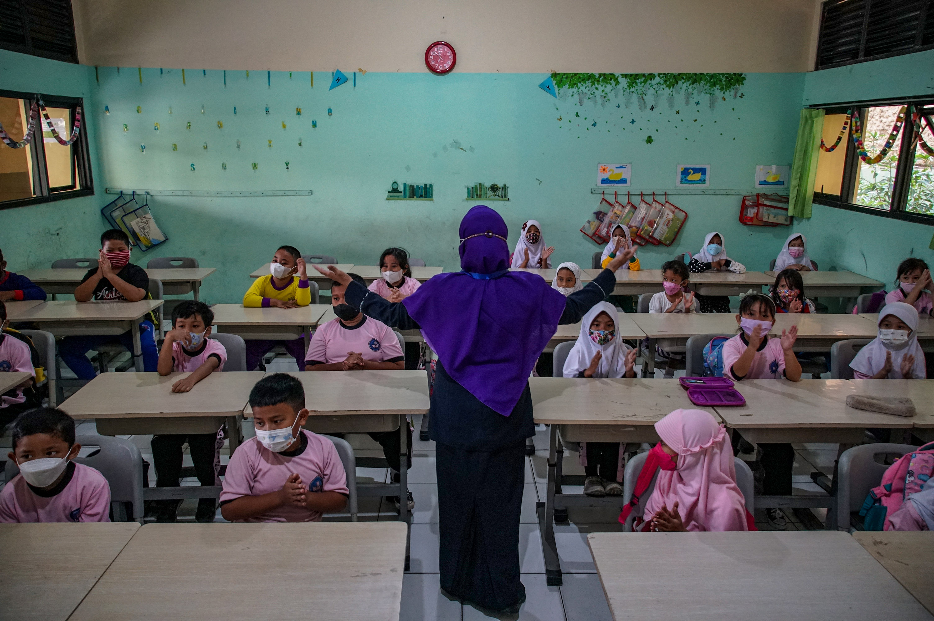 Masih Terjadi Pelanggaran Prokes Penyelenggaraan PTMT 100% di Sekolah