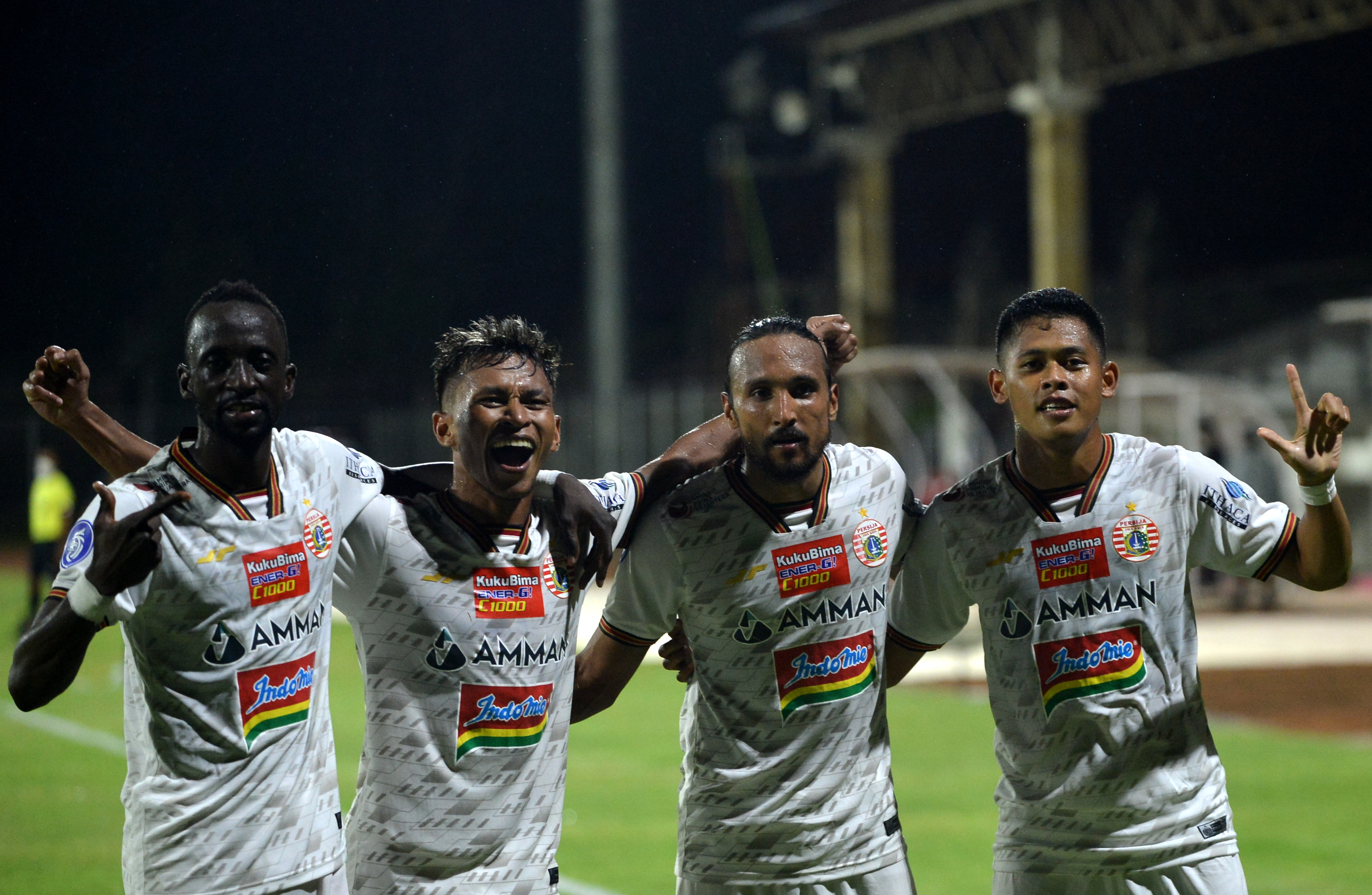 Pemain Persija Taufik Hidayat (kanan) melakukan selebrasi bersama rekan-rekannya usai menjebol gawang Persita di laga Liga 1.