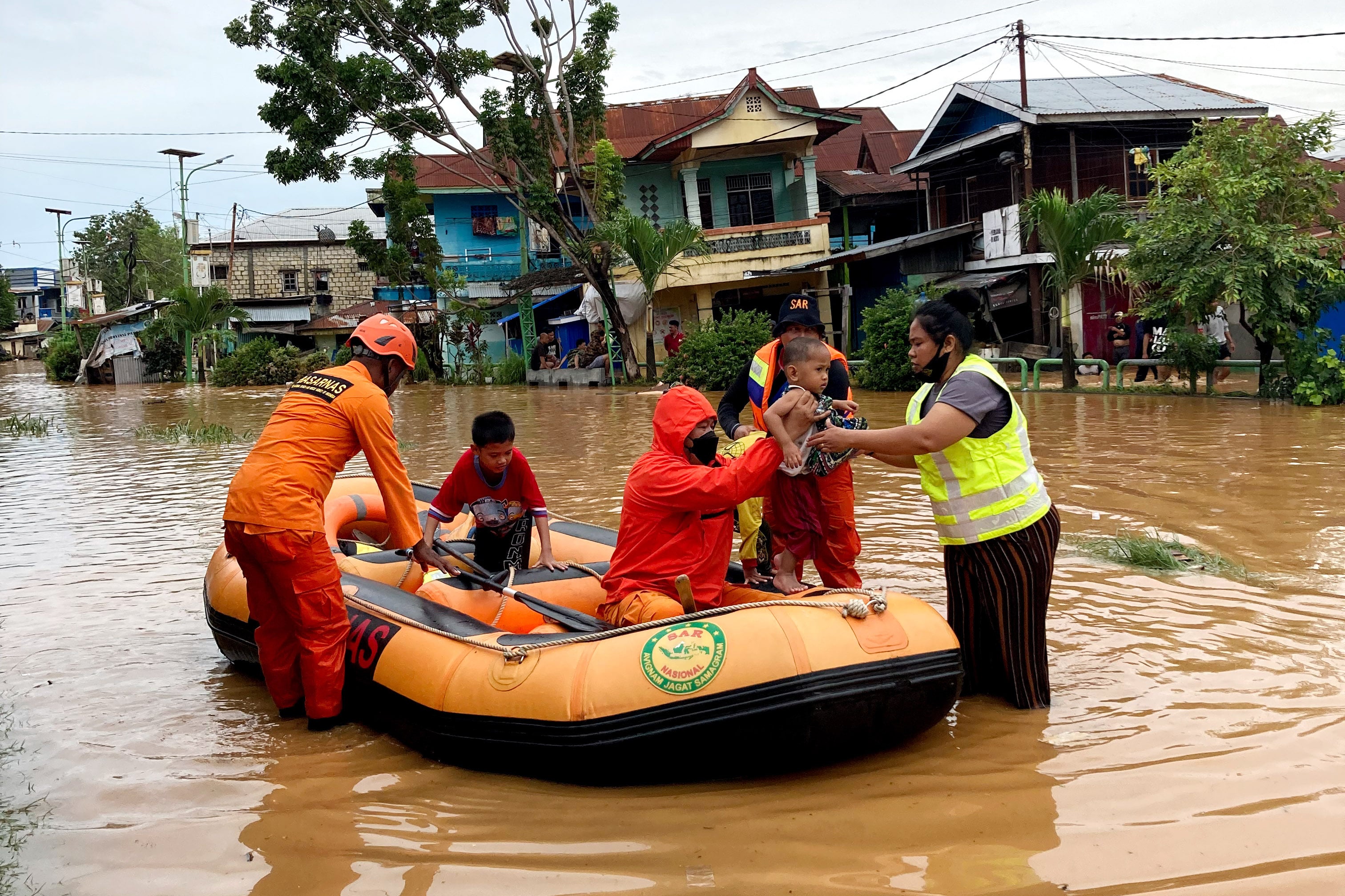  Petugas Basarnas mengevakuasi warga yang terjebak banjir di permukiman kawasan Kali Acai Abepura, Papua, Jumat (7/1). 
