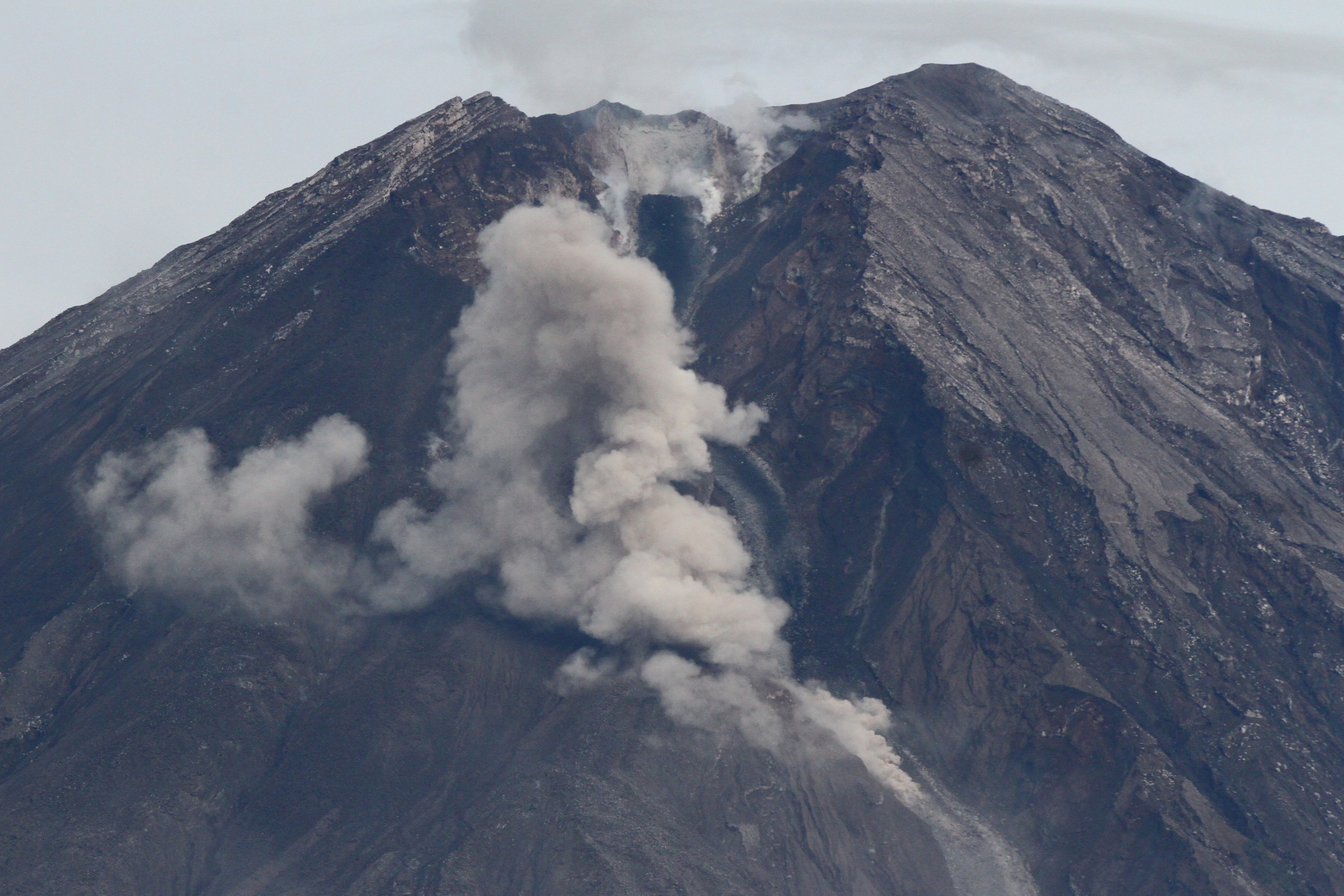 Lagi, Semeru Luncurkan Awan Panas Guguran Sejauh 5.000 Meter