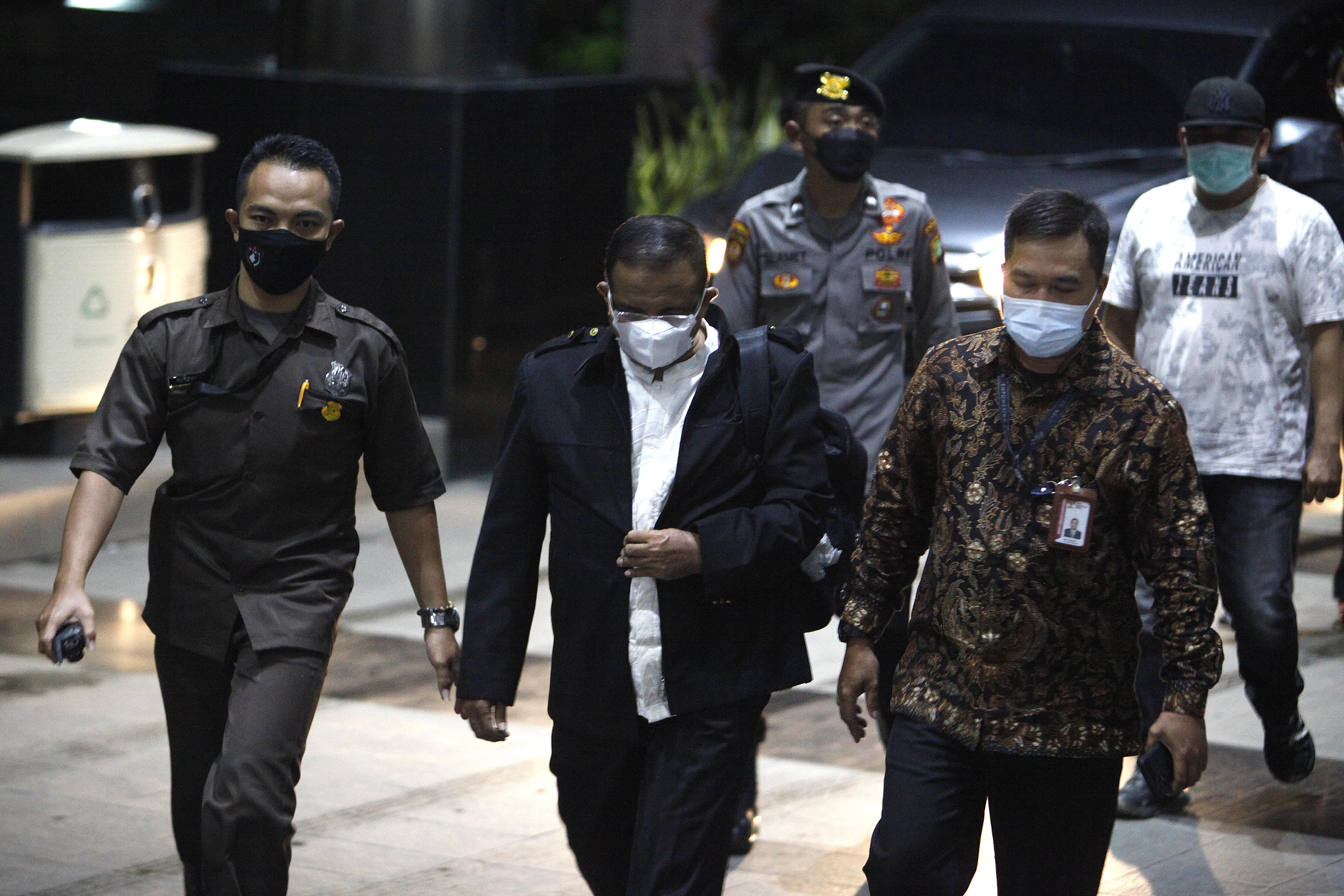 Sejumlah pihak yang tertangkap dalam operasi tangkap tangan (OTT) di Langkat, Sumatera Utara tiba di Gedung KPK, Rasuna Said, Jakarta.