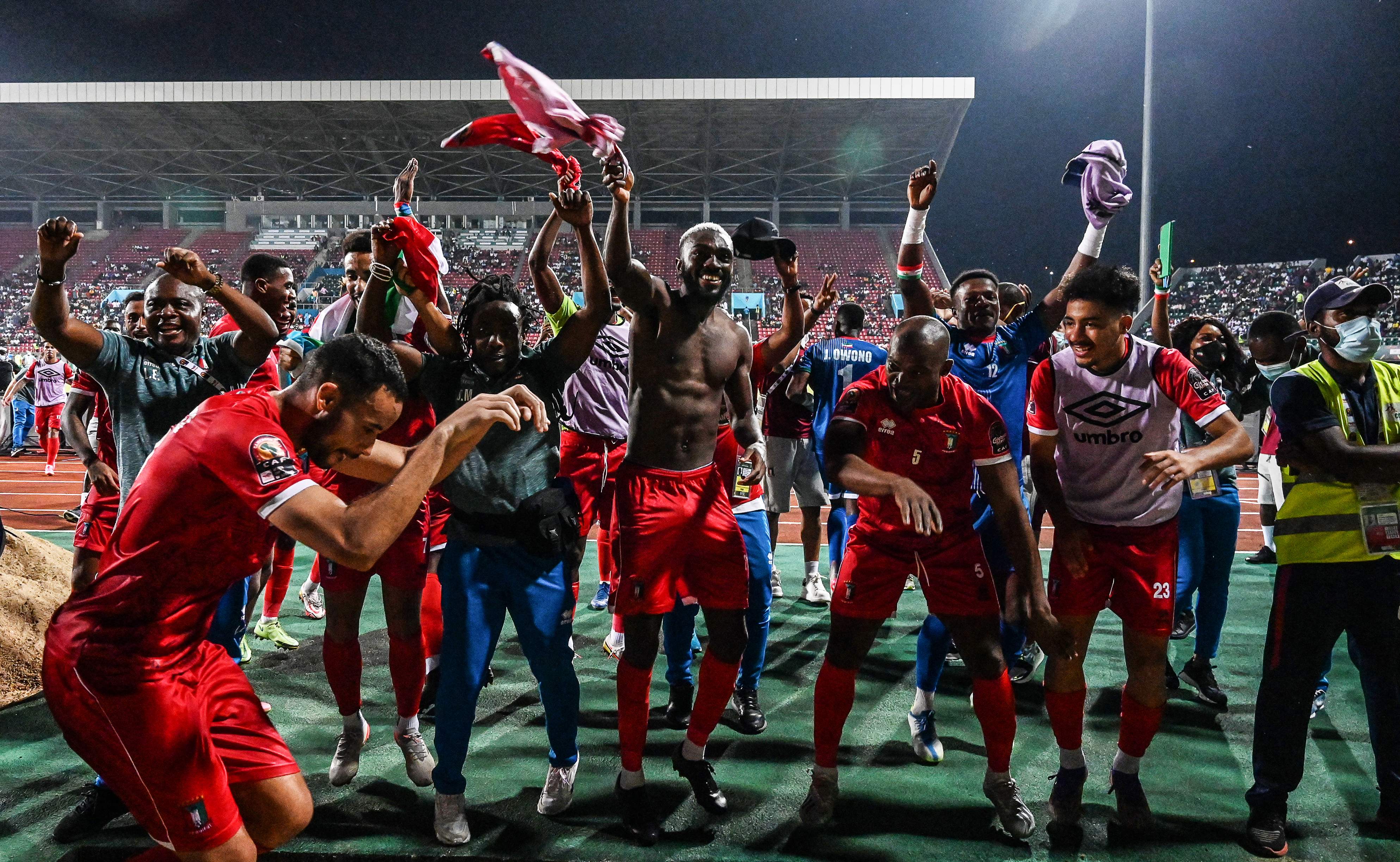 para pemain Guinea Ekuatorial melakukan selebrasi usai memastikan diri lolos ke 16 besar Piala Afrika usai mengalahkan Sierra Leone.