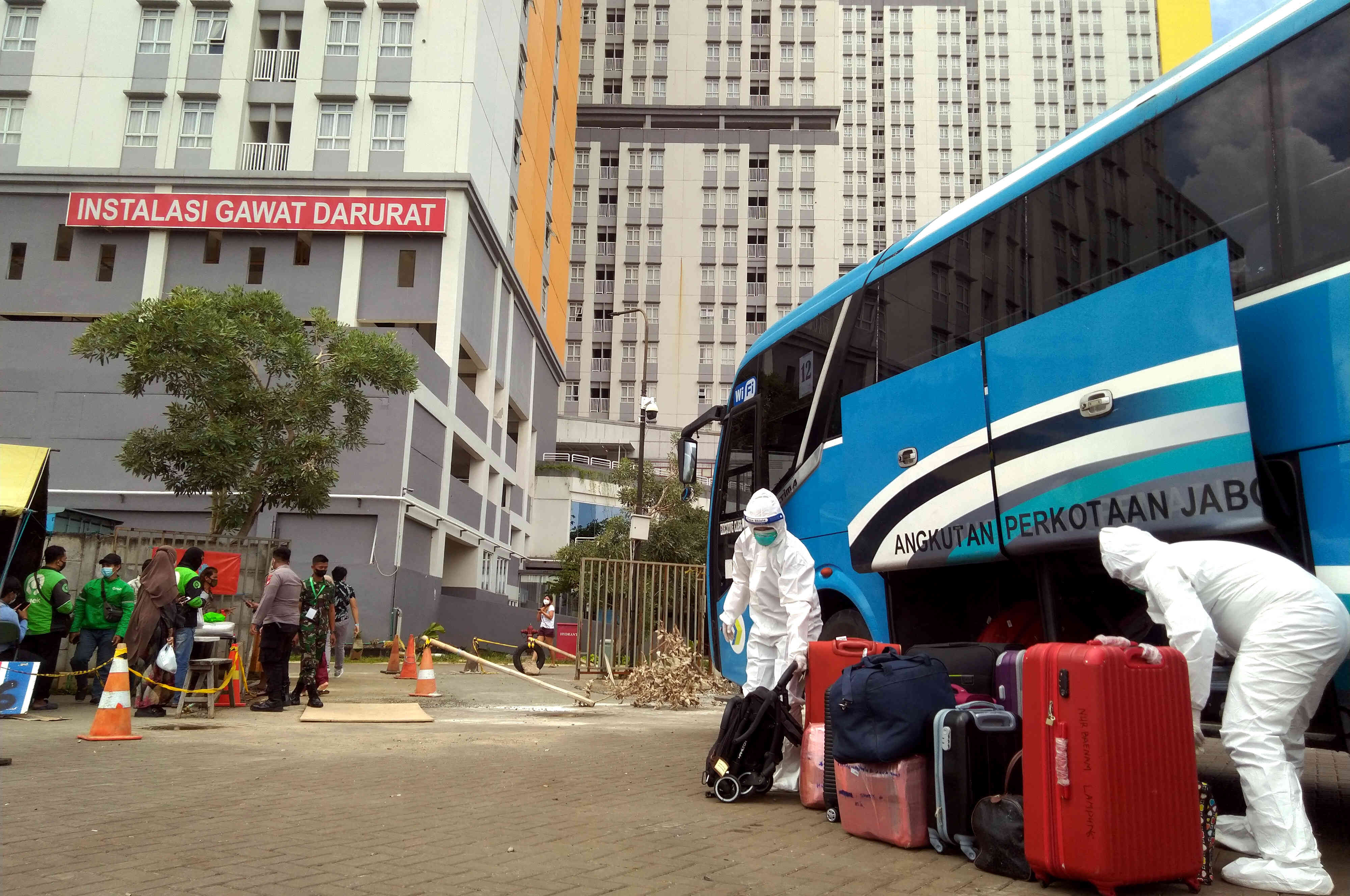 Petugas menyiapkan barang milik pasien covid-19 yang akan menempati RSDC Wisma Atlet, Jakarta.