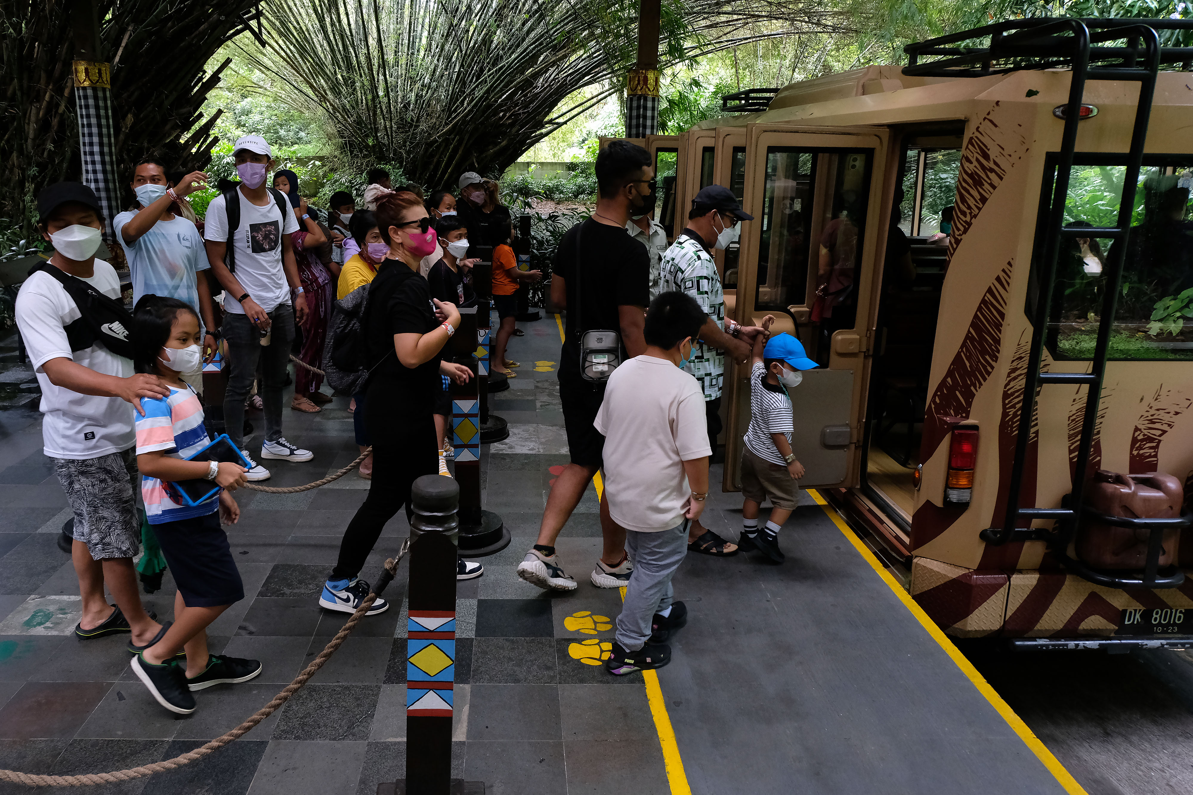 Ilustrasi: Wisatawanmemasuki bus keliling saat mengunjungi objek wisata kebun binatang di Bali Safari and Marine Park, Gianyar, Bali.