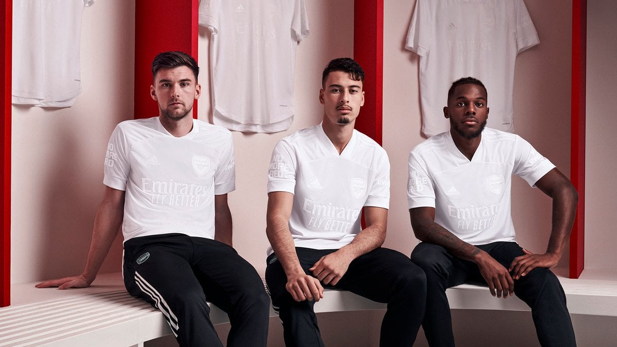 Jersey warna putih yang akan dikenakan Arsenal di laga Piala FA dalam rangka promosi antikekerasan pisau, No More Red.