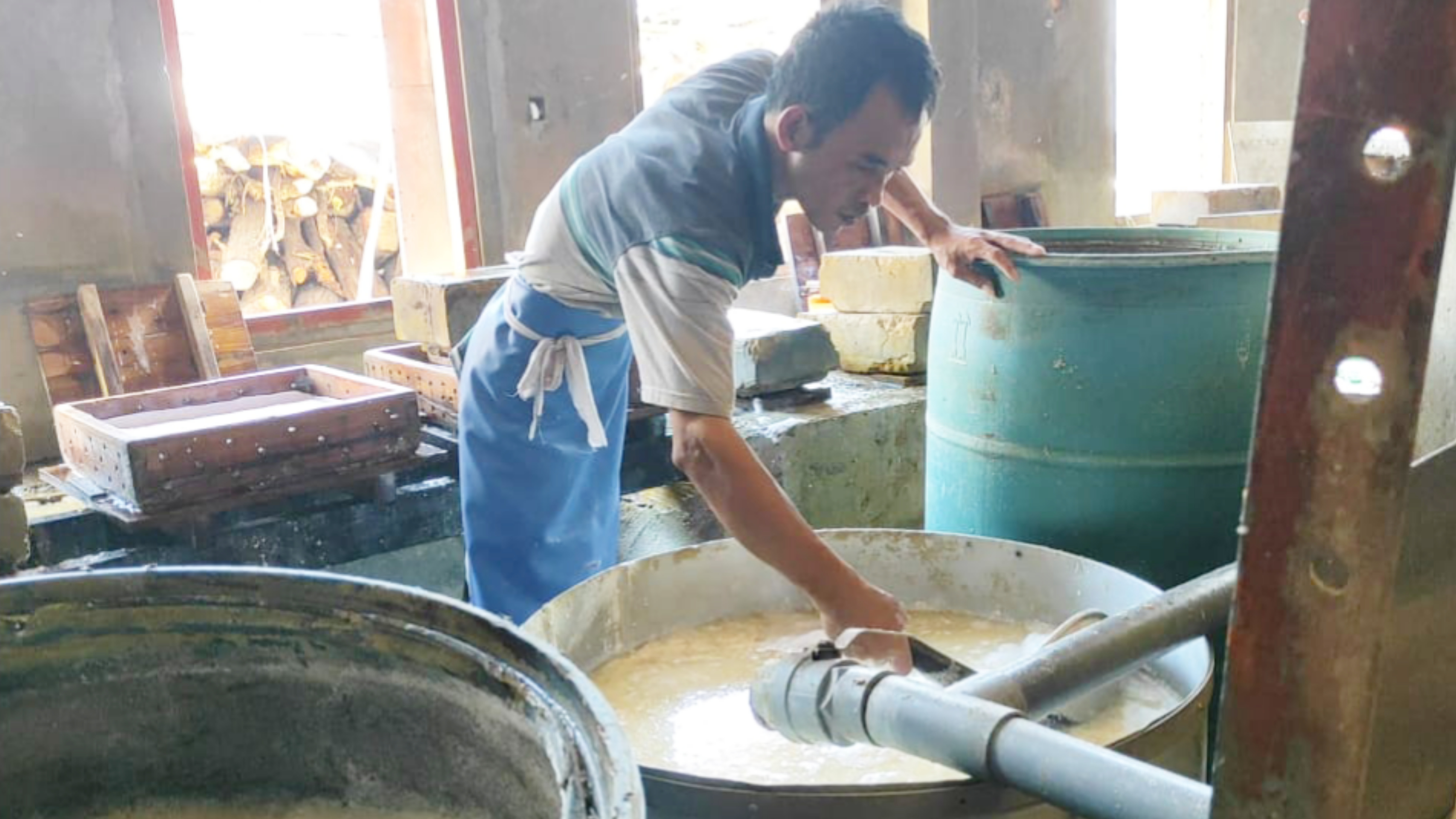 Pekerja sedang membuat tempe di salah satu produsen tempe di Kabupaten Sikka, NTT, Minggu (20/2).