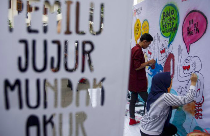 Mahasiswa ISI Surakarta membuat mural dengan tema pemilu di Pasar Gede, Solo.