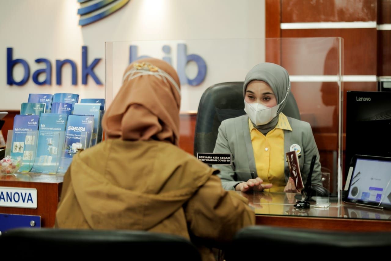 Seorang karyawan Bank BJB melayani nasabah