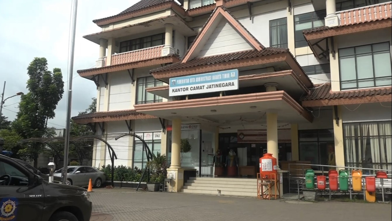KANTOR Kecamatan Jatinegara, Jakarta Timur, ditutup sementara usai enam pegawai positif terinfeksi covid-19. 