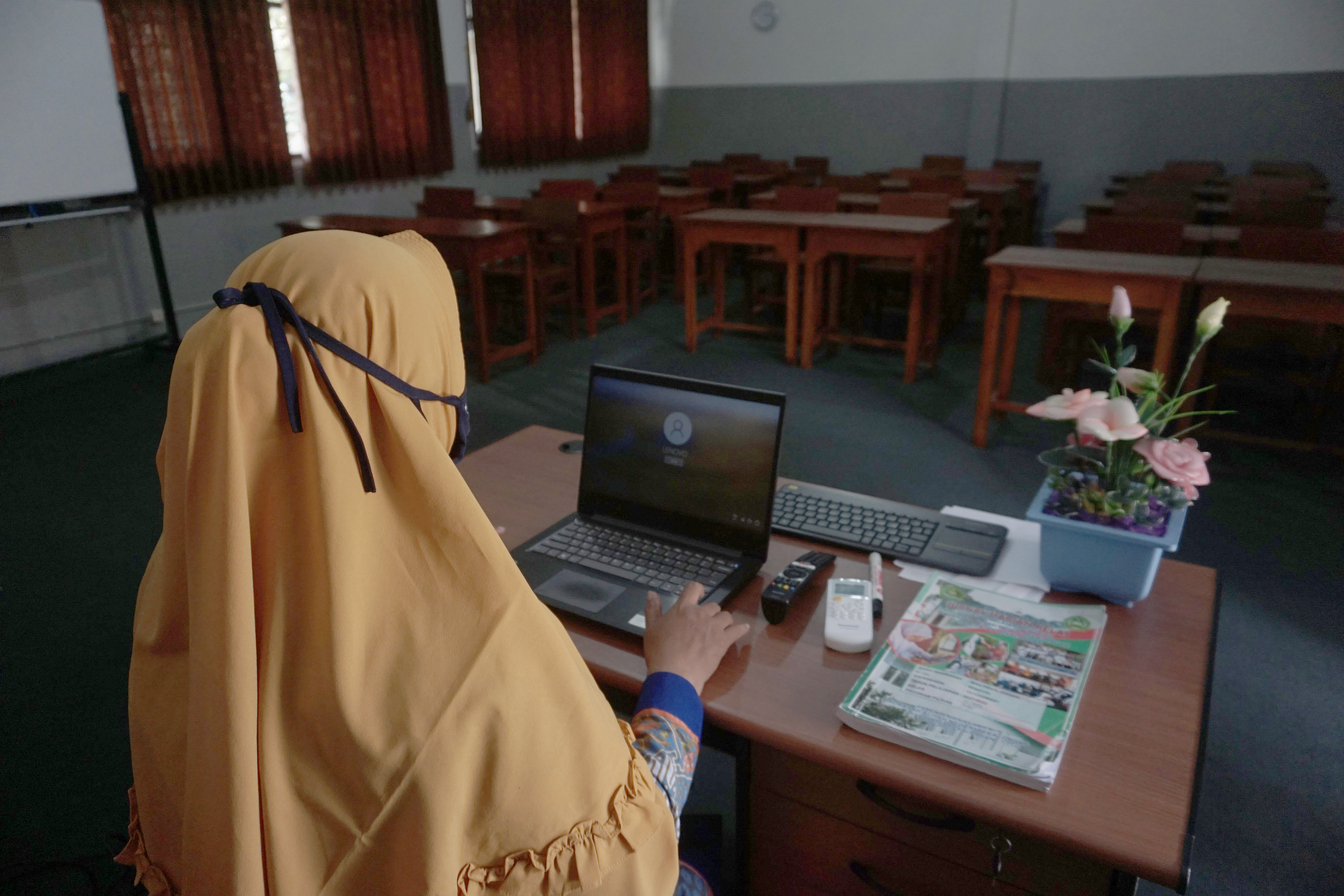 Guru sedang mengajar di Madrasah Aliyah Negeri Pekalongan, Kedungwuni, Kabupaten Pekalongan, Jawa Tengah, Kamis (17/2/2022). 