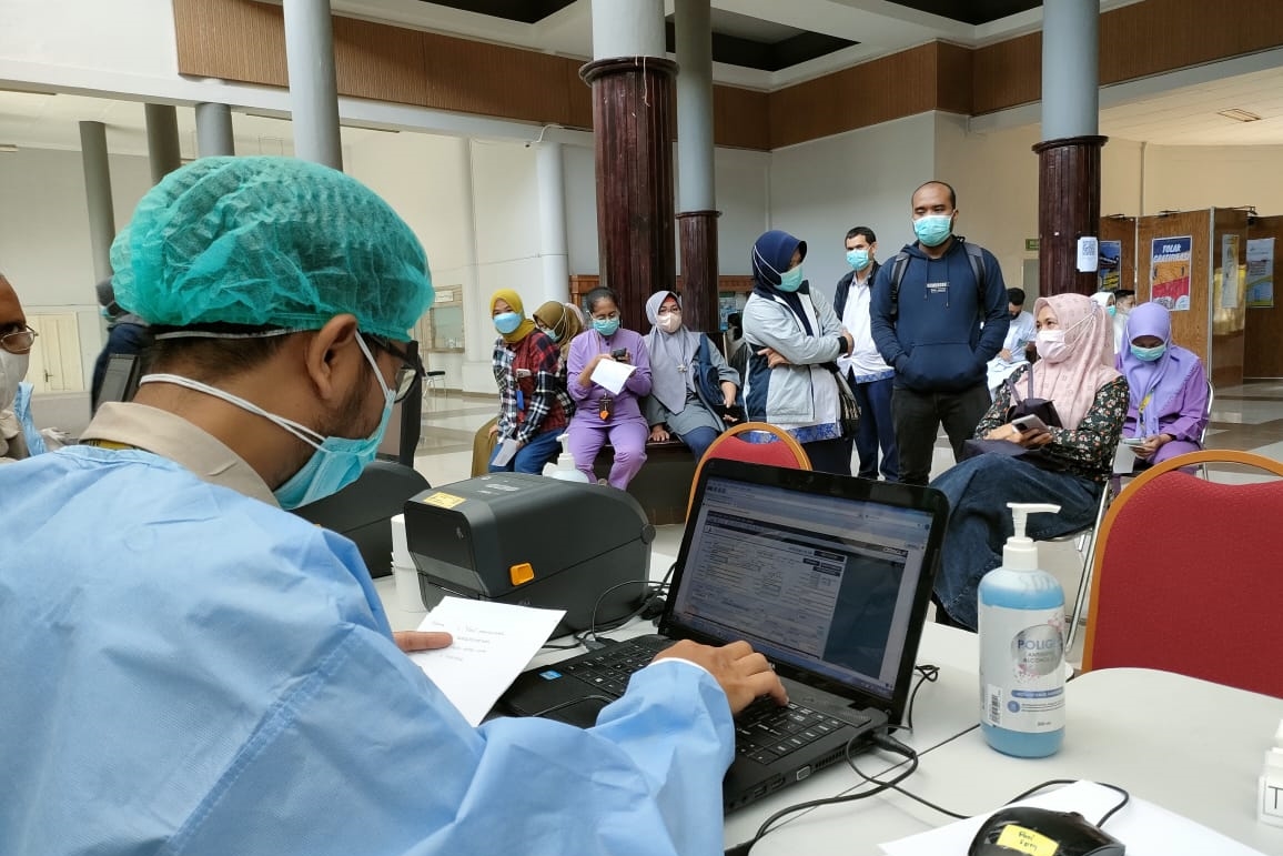Pelaksanaan swab massal di RSMH Palembang.