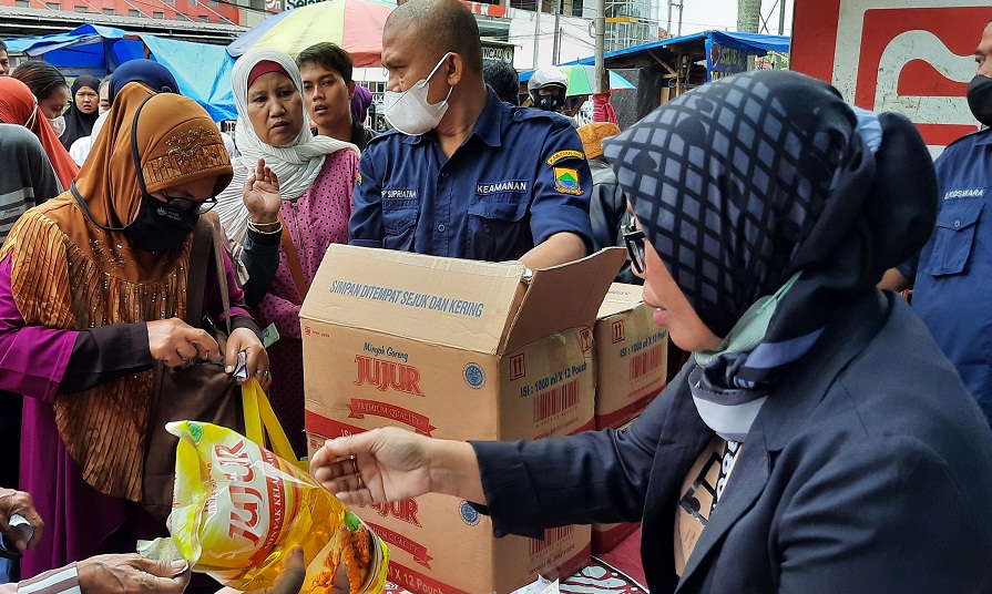 Operasi pasar minyak goreng digelar di sejumlah pasar di Kabupaten Cianjur, Kamis (24/2).