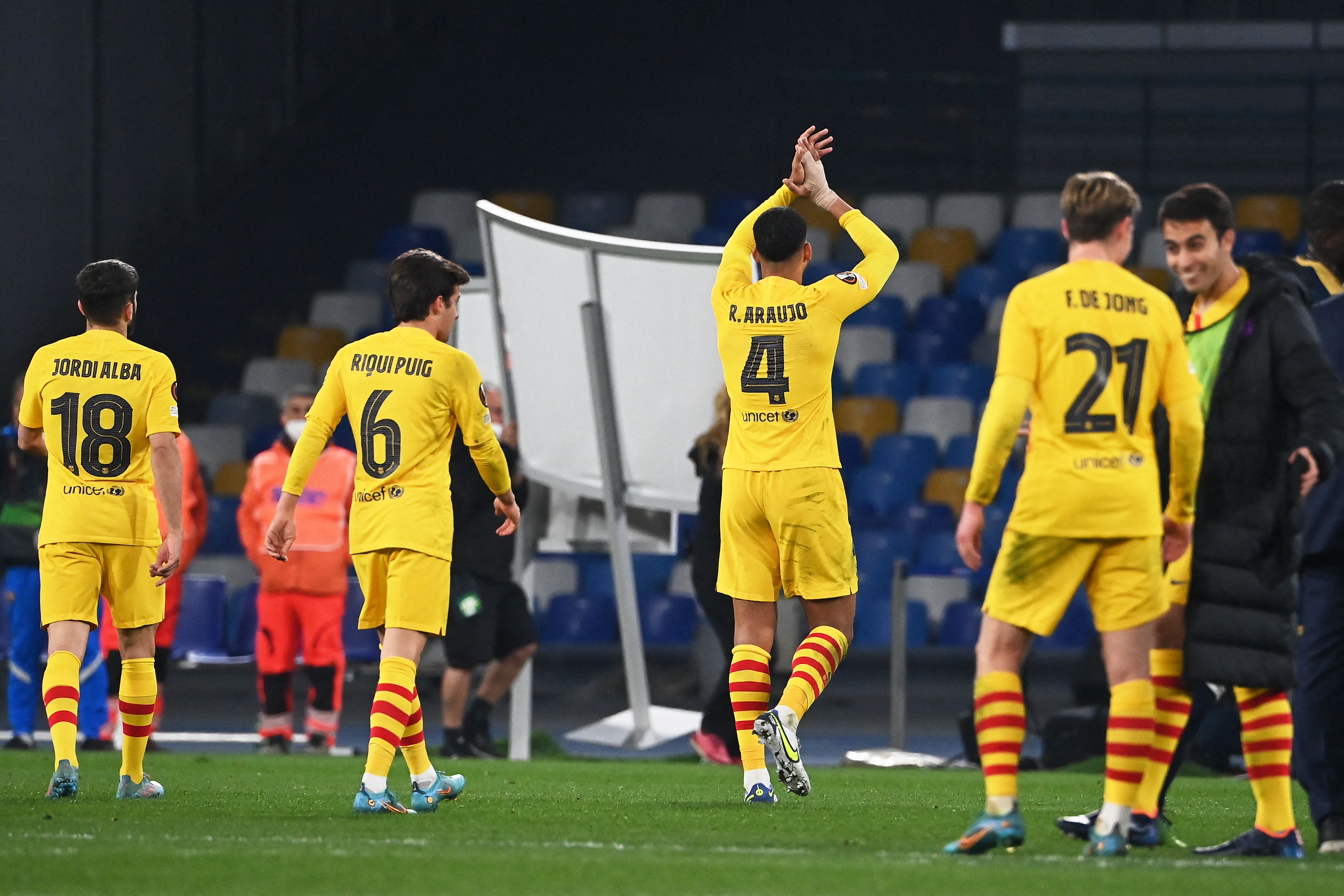 Para pemain Barcelona selebrasi setelah memenangkan pertandingan leg kedua play-off Liga Europa UEFA mengalahkan Napoli, Jumat (25/2)