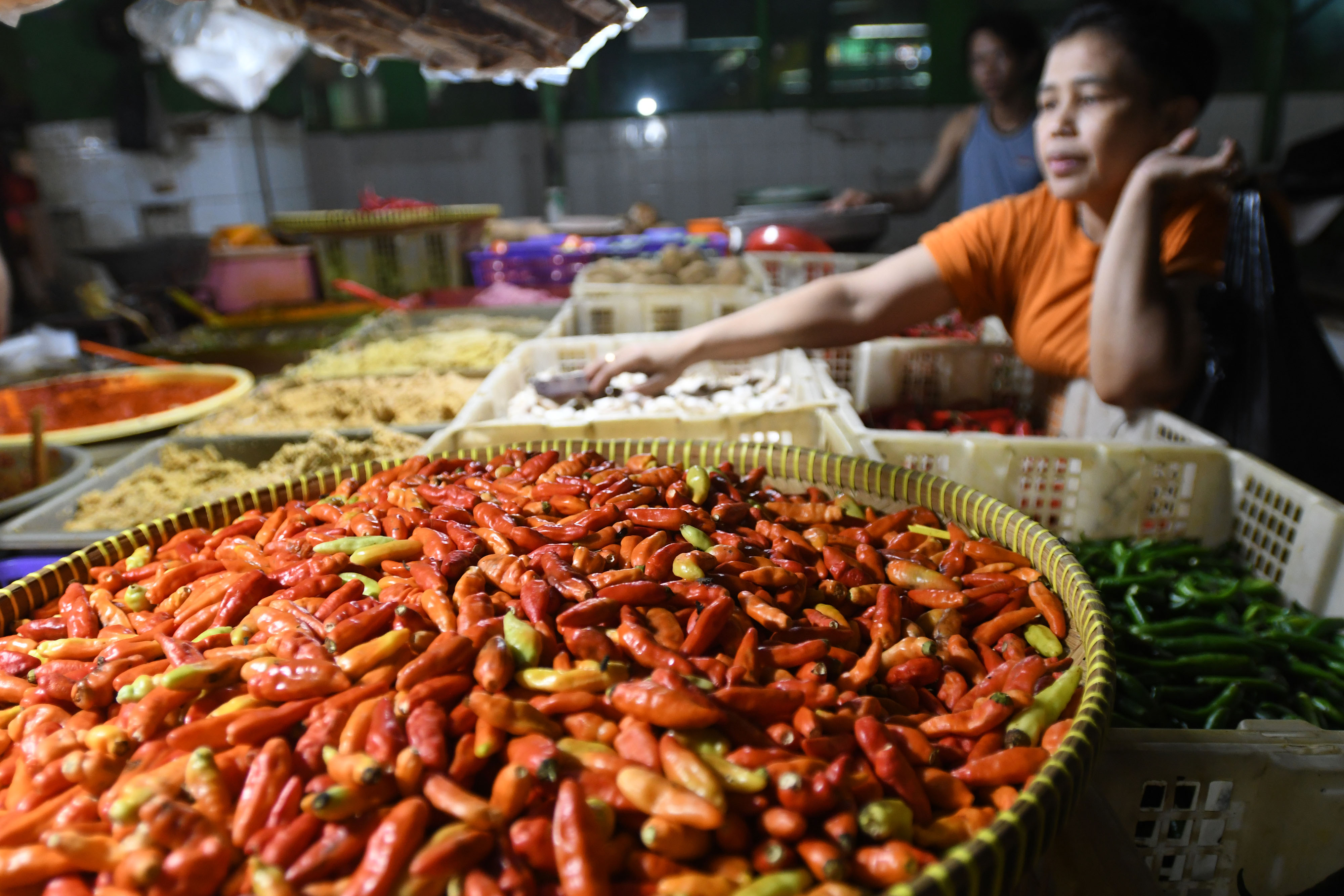 Aktivitas jual beli di Pasar Jatinegara, Jakarta.