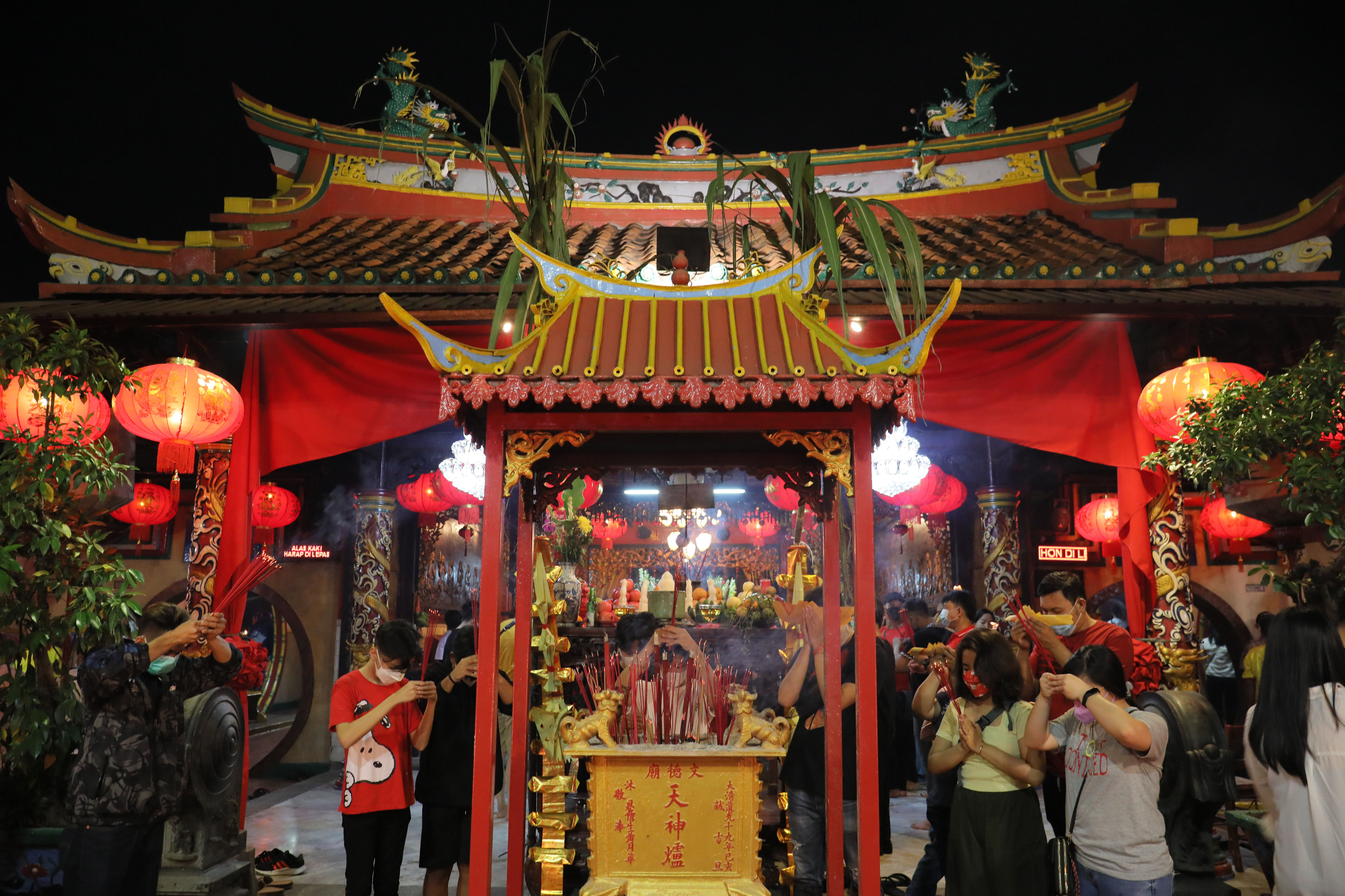 Warga keturunan Tionghoa melaksanakan sembahyang di Wihara Boen Tek Bio, Kota Tangerang, Banten.