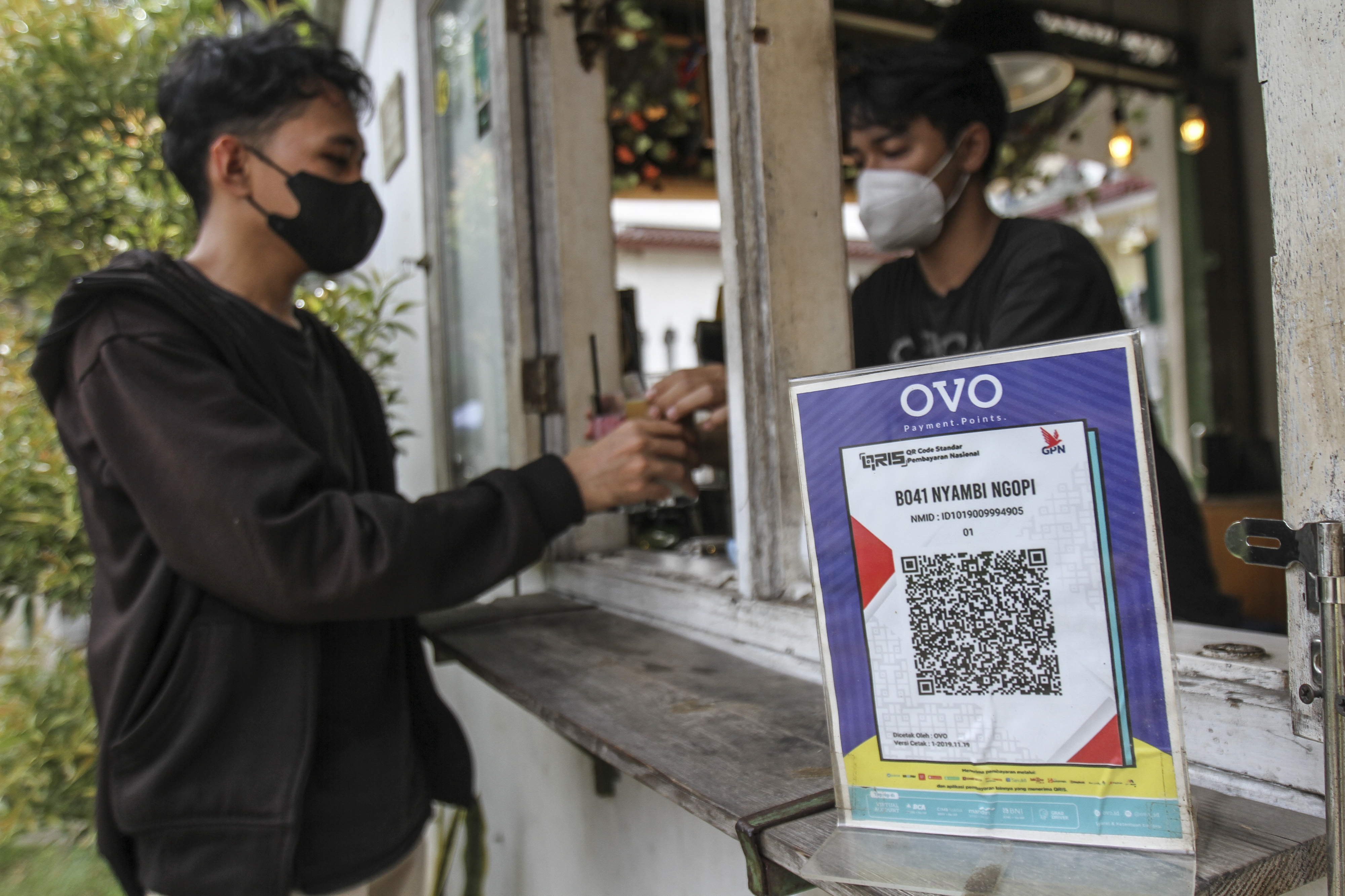 Toko kopi menyediakan pelayanan pembayaran dengan QRIS di Nyambi Kopi, Depok, Jawa Barat, Rabu (23/2/2022).