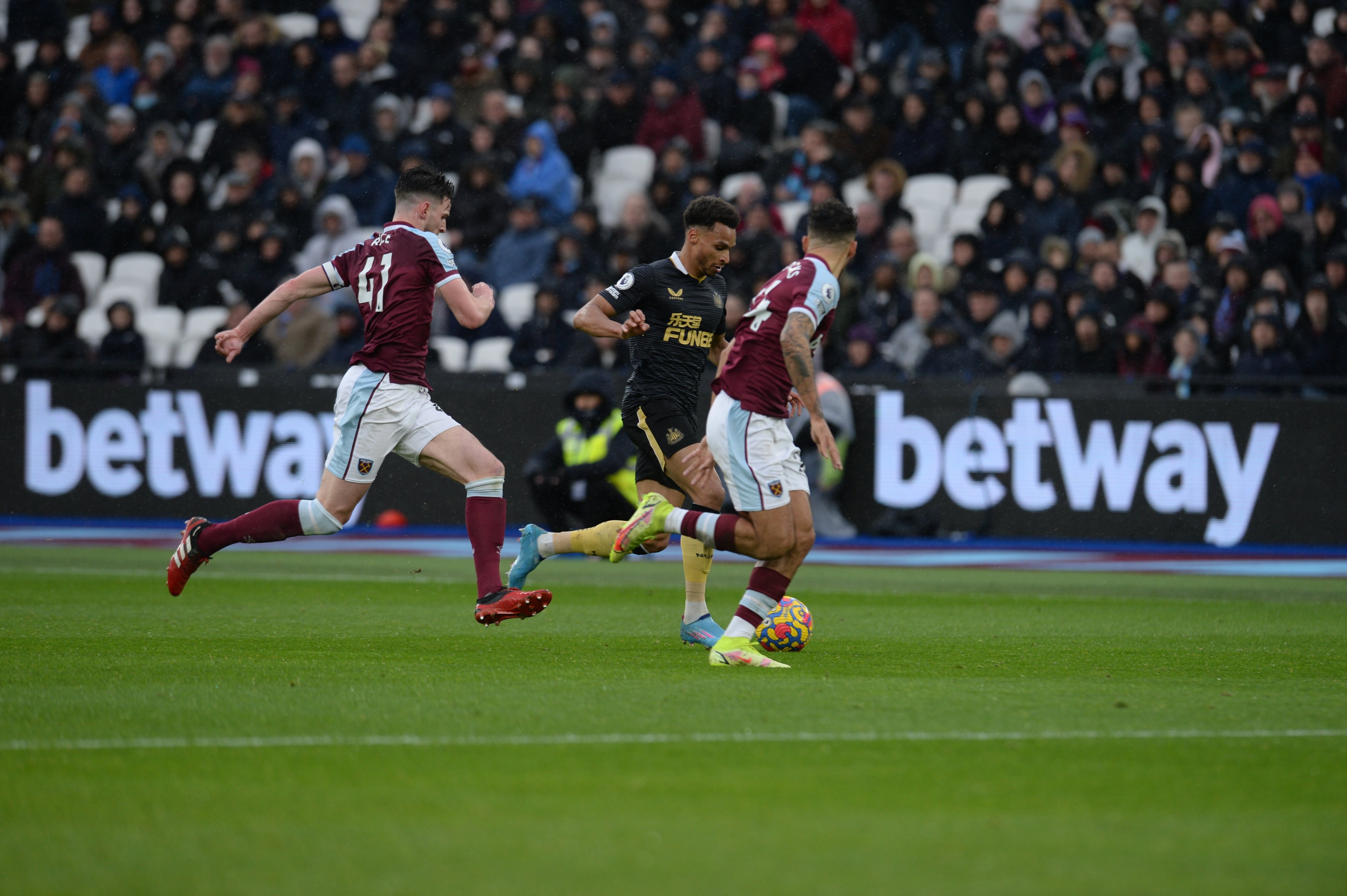 Ditahan Newcastle, West Ham Buang Peluang ke Empat Besar