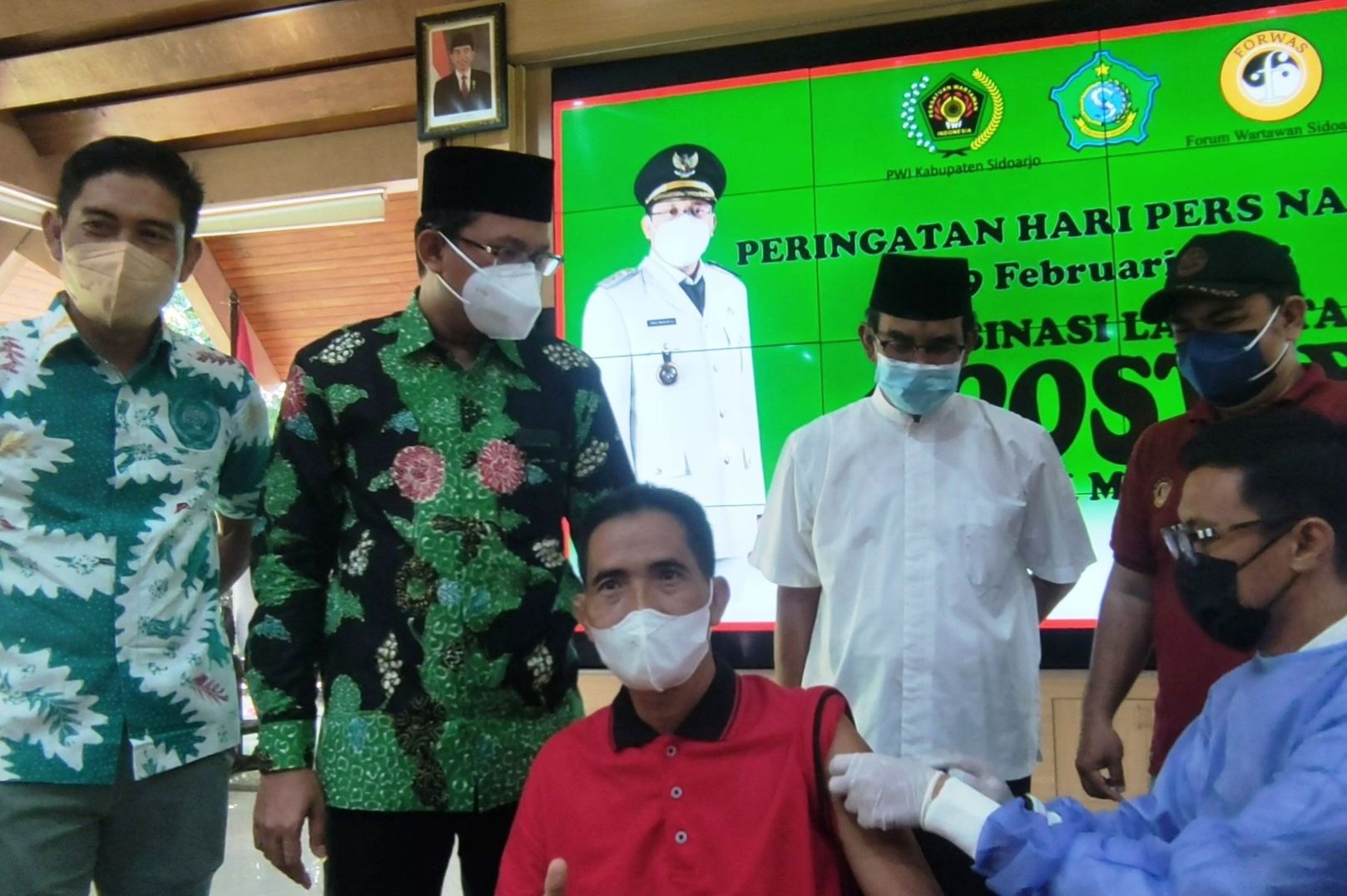 Bupati Sidoarjo Ahmad Muhdlor (kedua dari kiri) datang menyaksikan pelaksanaan vaksinasi booster khusus untuk jurnalis.