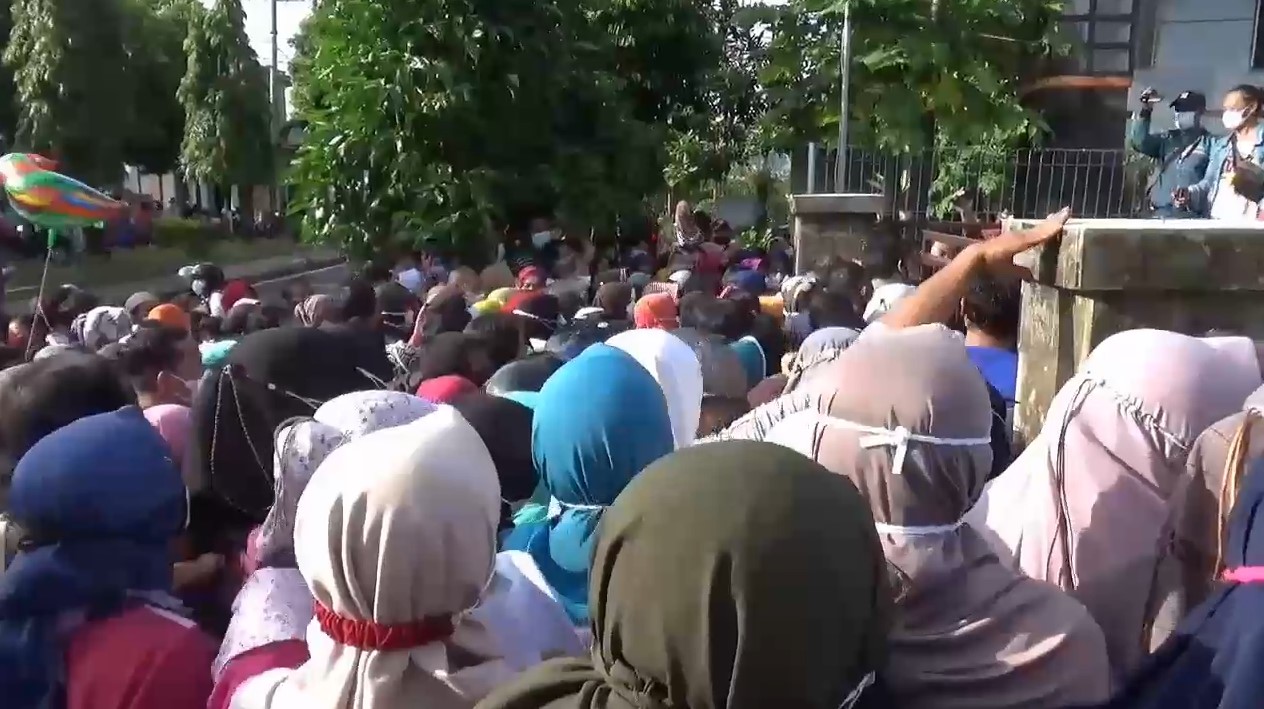 Penjualan minyak goreng yang diselenggarakan Pemerintah Provinsi Jawa Timur harganya lebih murah daripada beli di pasar.