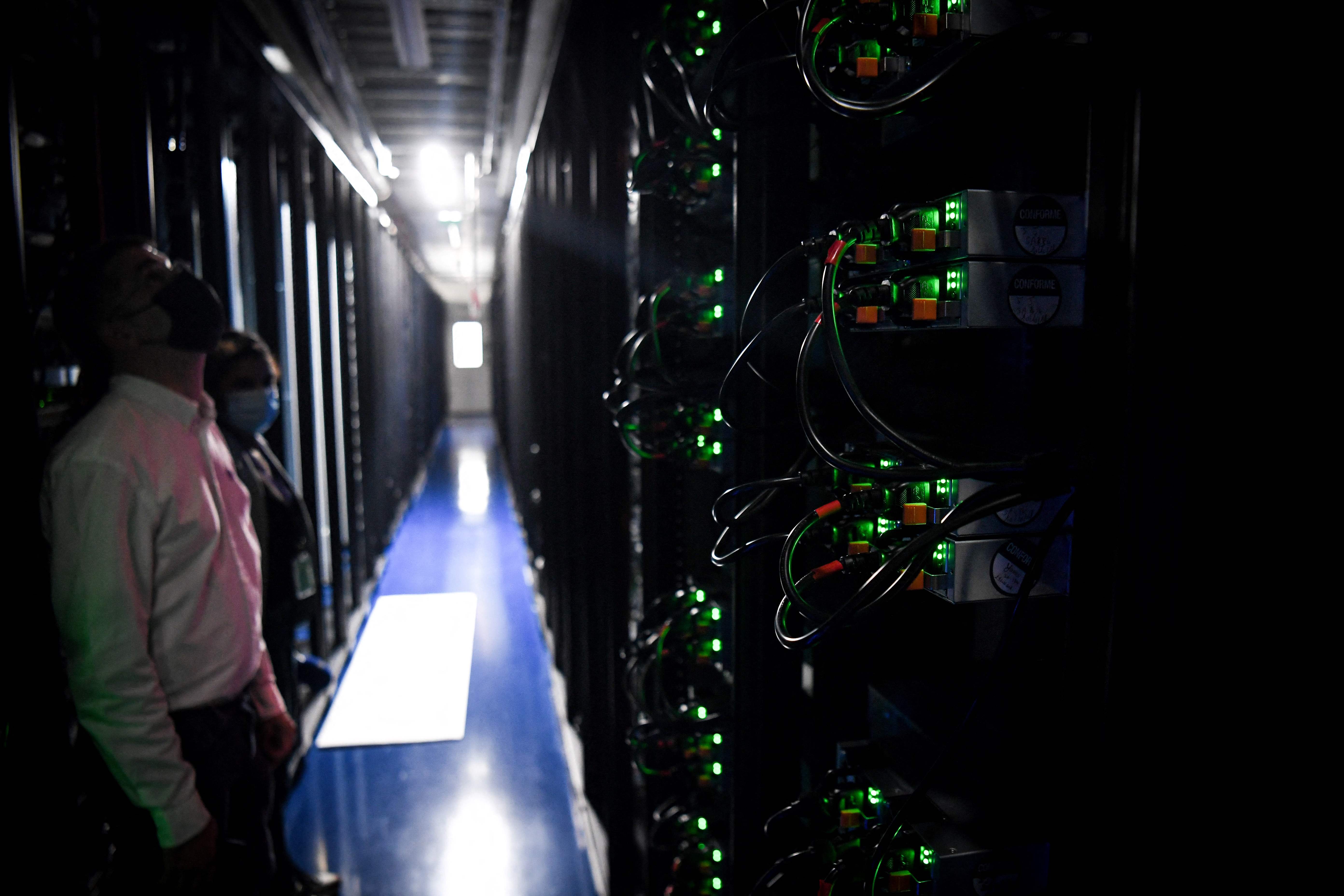 Ilustrasi pekerja di bidang teknologi informasi.