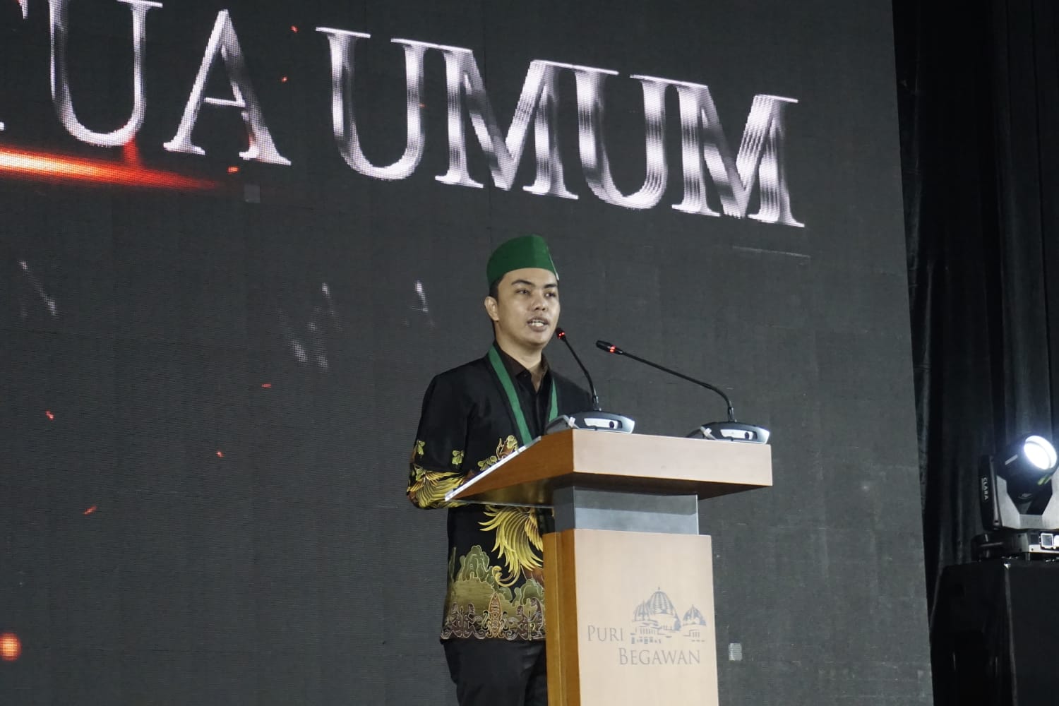 Ketua Umum PB HMI Raihan Ariatama menyampaikan pidato dengan tema 'Arah Baru HMI, Berdaya Bersama Menuju Indonesia Emas 2045'.