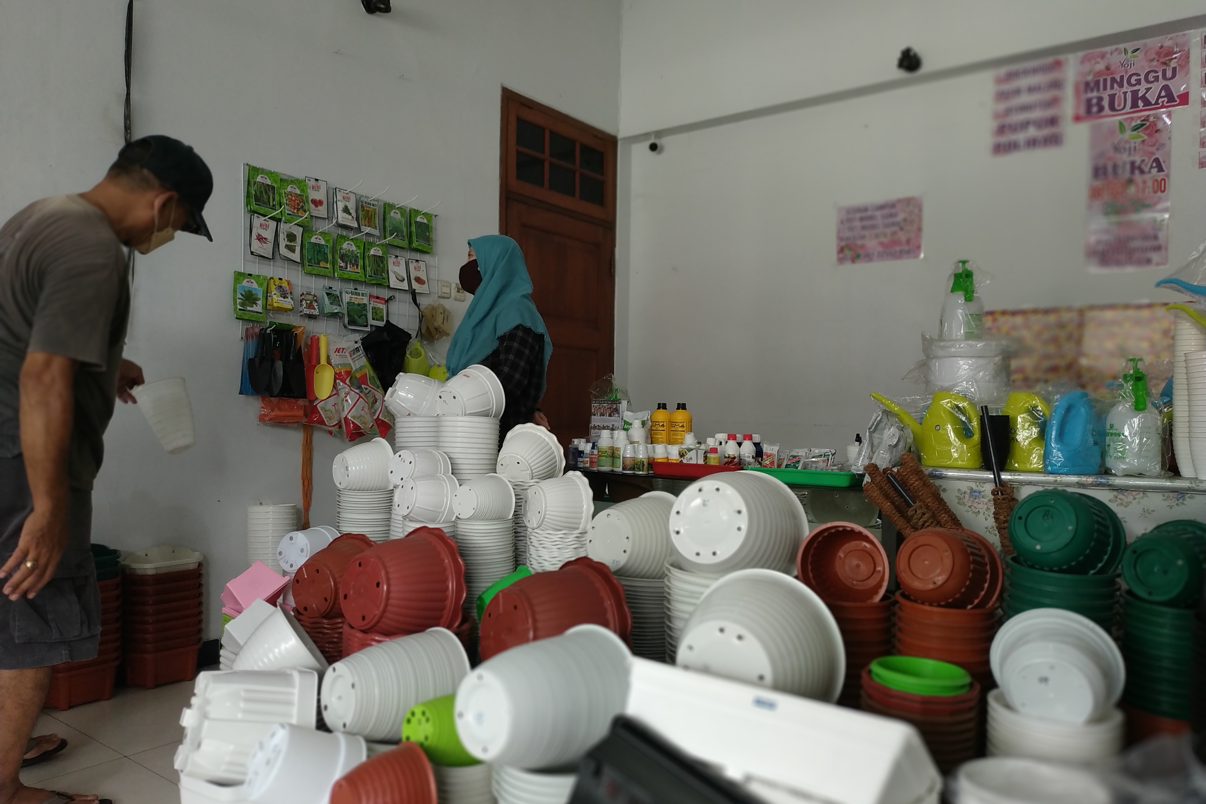 Bisnis penjualan pot bunga dan alat pertanian di Purwokerto, Jawa Tengah, tetap bertahan di masa pandemi covid-19.