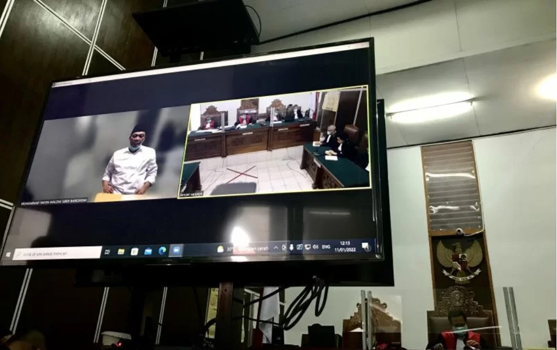 Yahya Waloni (layar sebelah kiri) mengikuti sidang pembacaan putusan kasusnya di PN Jakarta Selatan, Jakarta, Selasa (11/1)./2021).