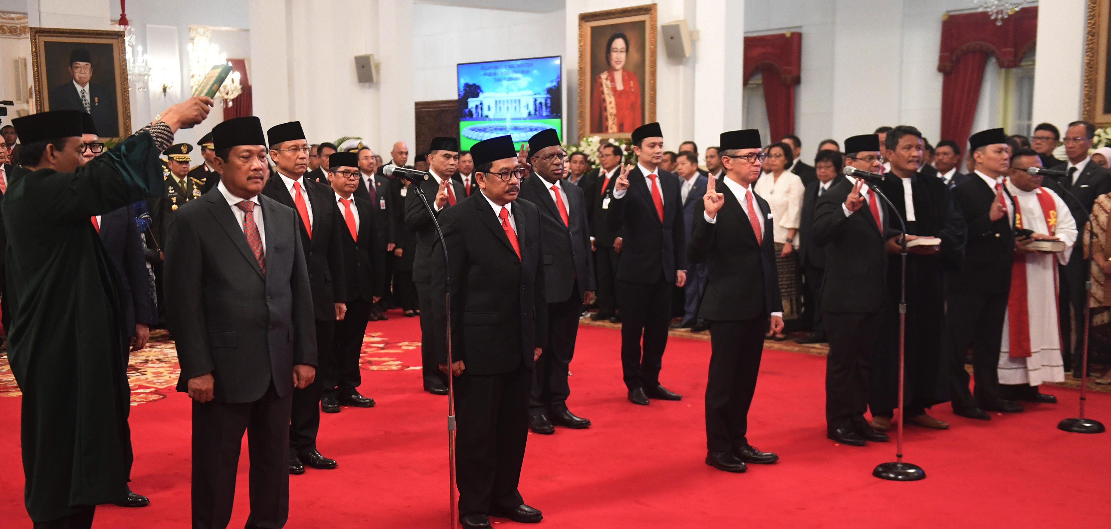 Sejumlah wakil menteri Kabinet Indonesia Maju mengucapkan sumpah saat dilantik di Istana Negara, Jakarta, Jumat (25/10/2019).