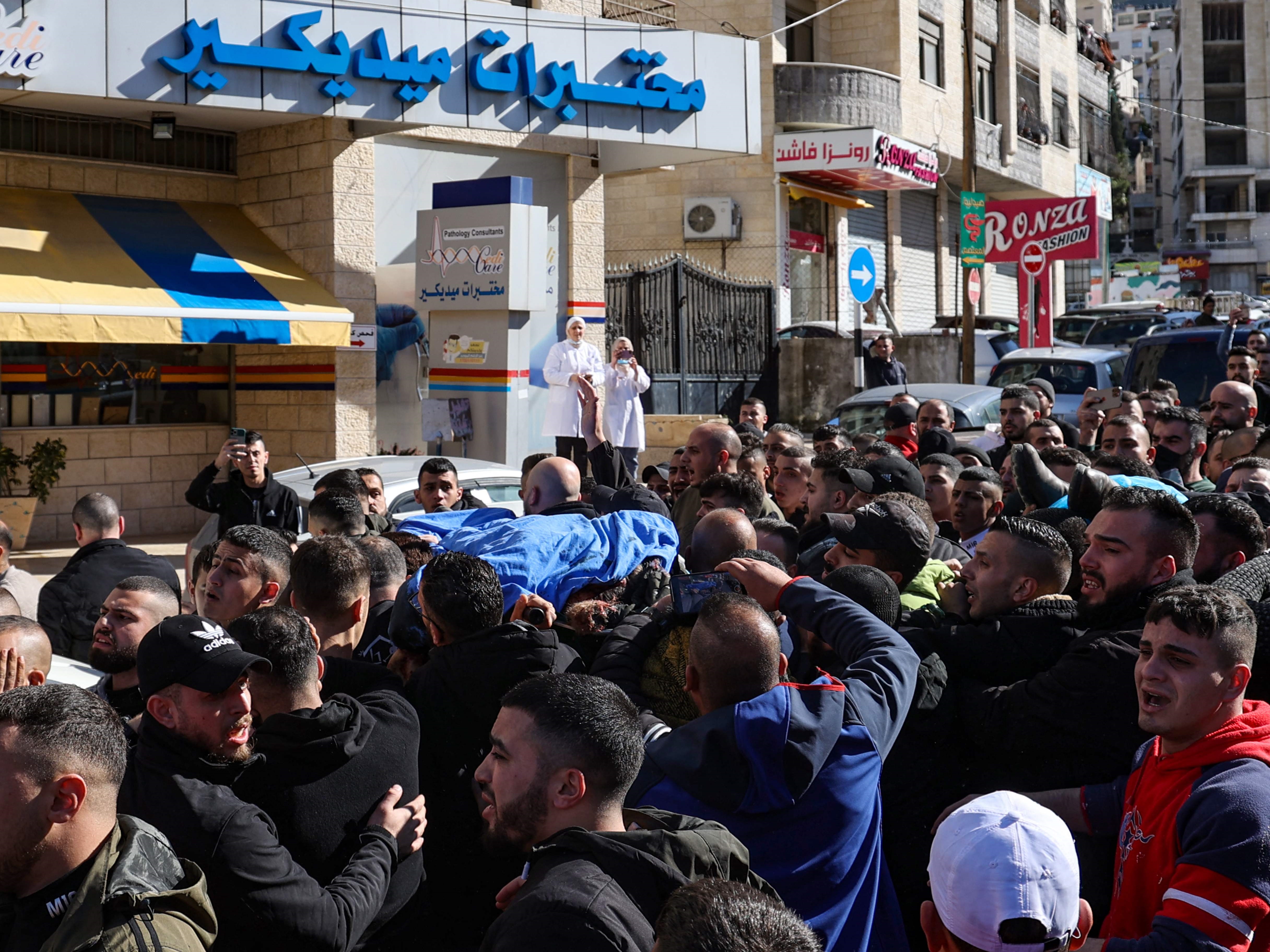 Warga Palestina membawa jenazah seorang pria, satu dari tiga orang yang dibunuh pasukan Israel di kota Nablus, Tepi Barat yang diduduki.