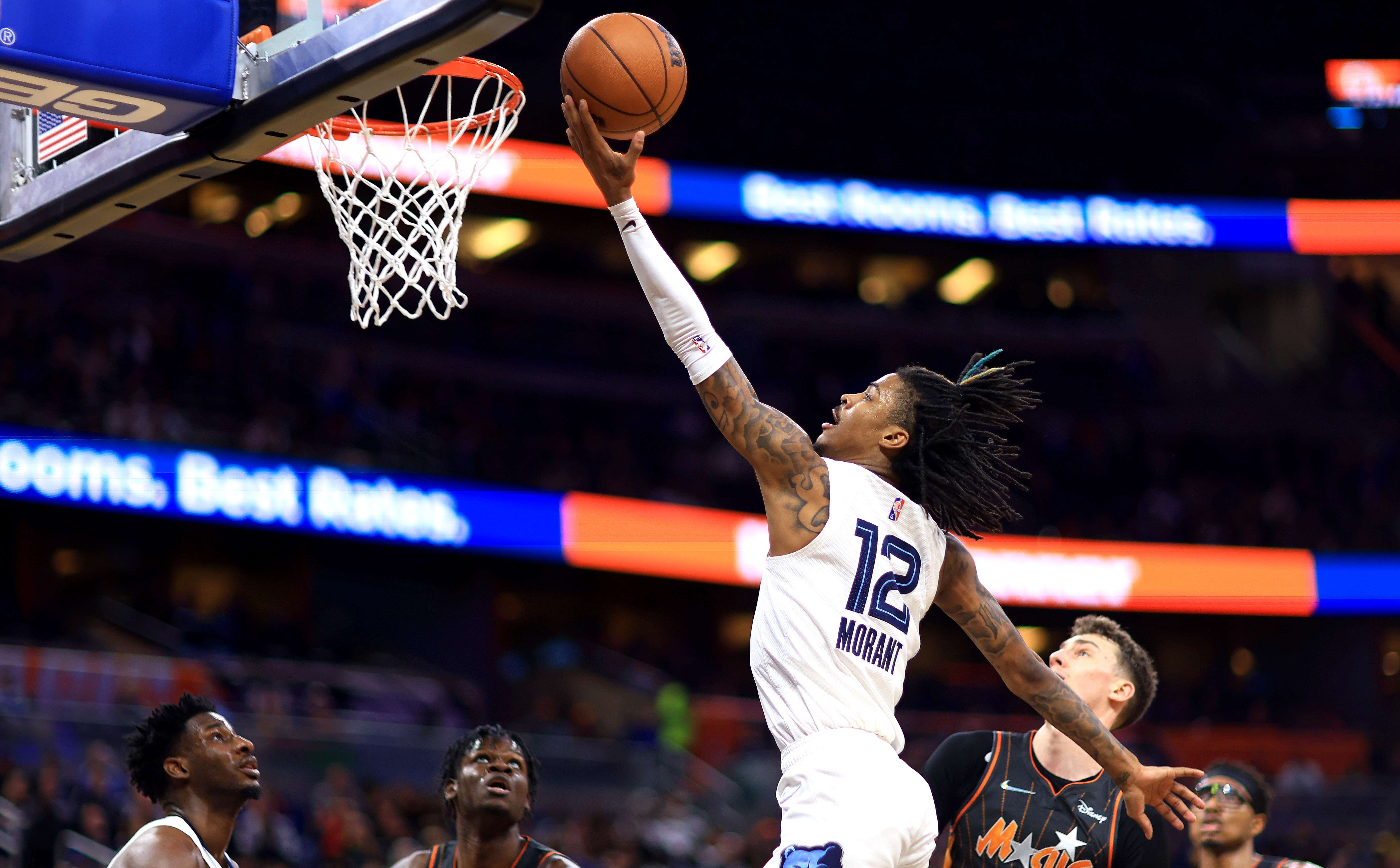 Bintang Mmephis Grizzlies Ja Morant melakukan lay-up di laga NBA melawan Orlando Magic.