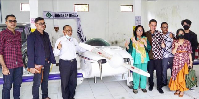 Dirjen DIksi Kemendikbudristek Wikan Sakarinto menghibahkan pesawat rancangan ayahnya ke SMK Penerbangan