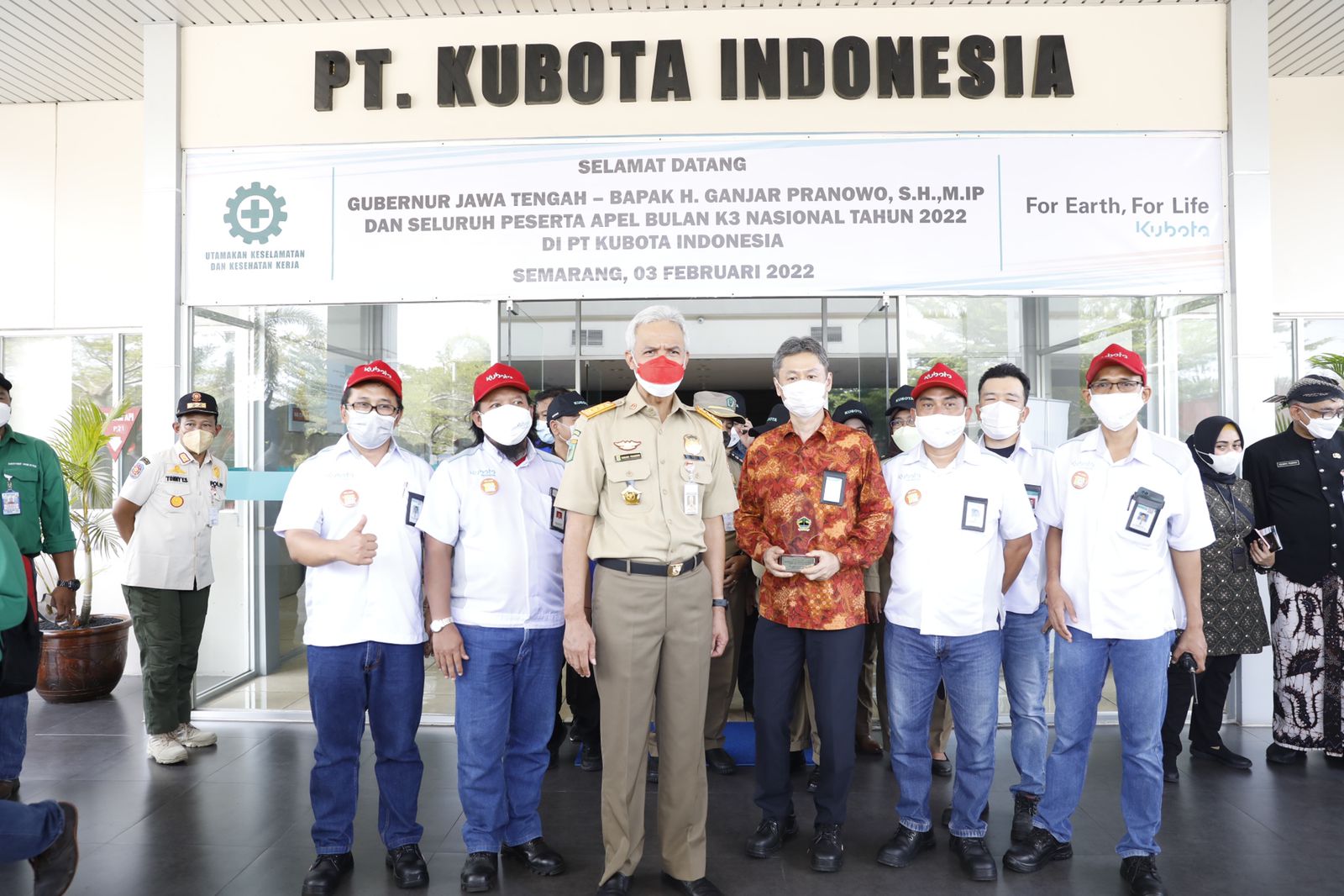Gubernur Jawa Tengah Ganjar Pranowo (tengah) 