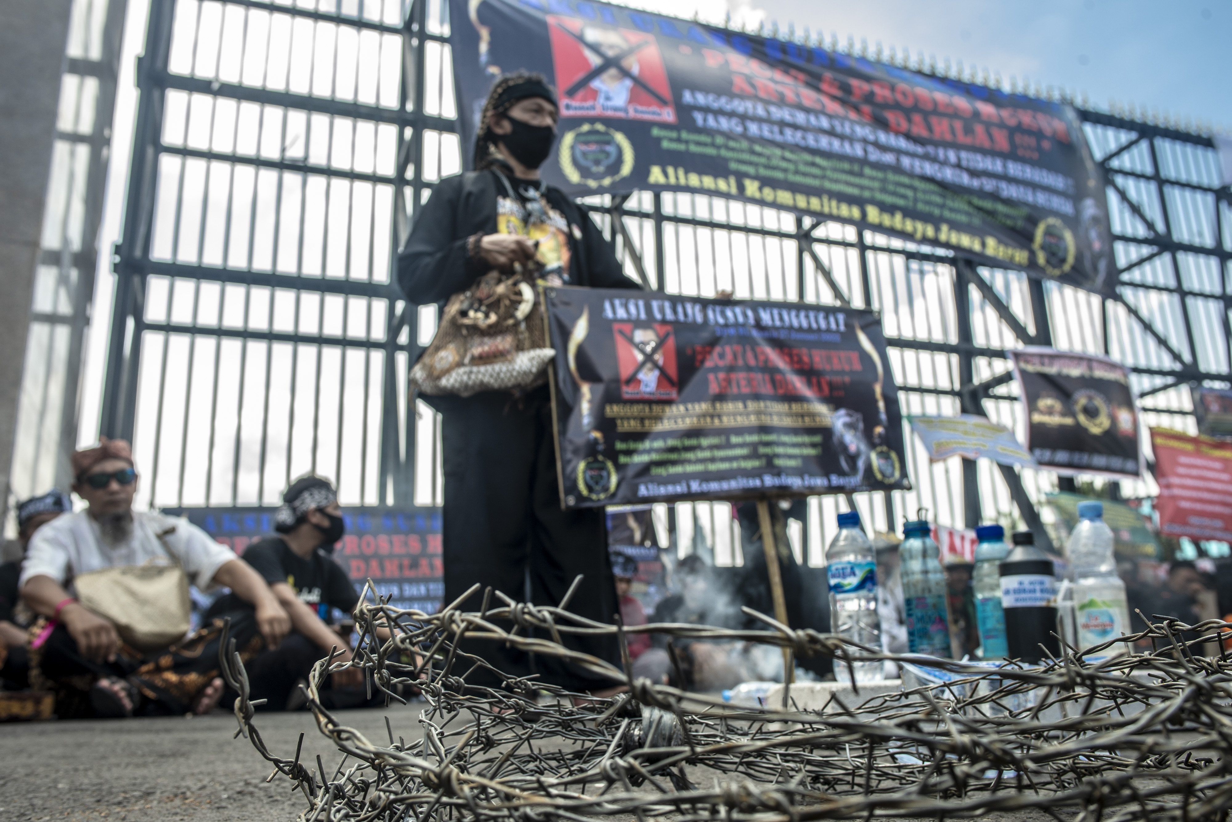 Warga yang tergabung dalam Aliansi Komunitas Budaya Jawa Barat berunjuk rasa di depan gedung Kompleks Parlemen, Senayan, Jakarta.