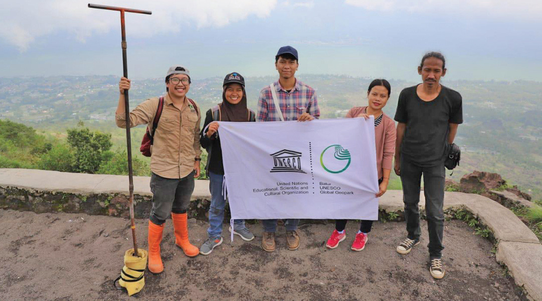 Tim peneliti Laboratorium Hidrogeologi dan Hidrogeokimia FTTM-ITB bersama dengan tim mitra penelitian dari Batur UNESCO Global Geopark.