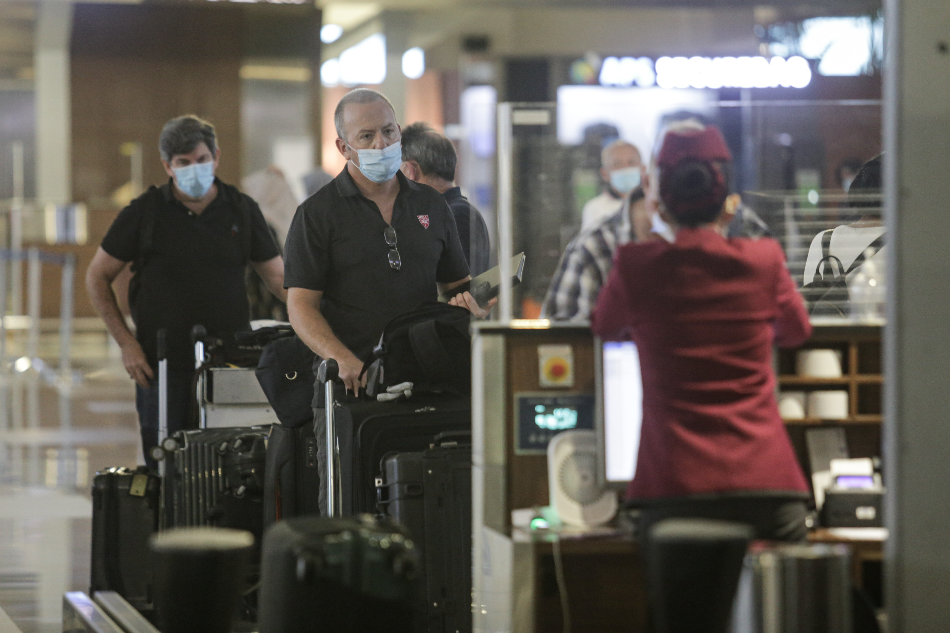 WNA antre di konter Terminal 3 Bandara Soekarno-Hatta, Banten.