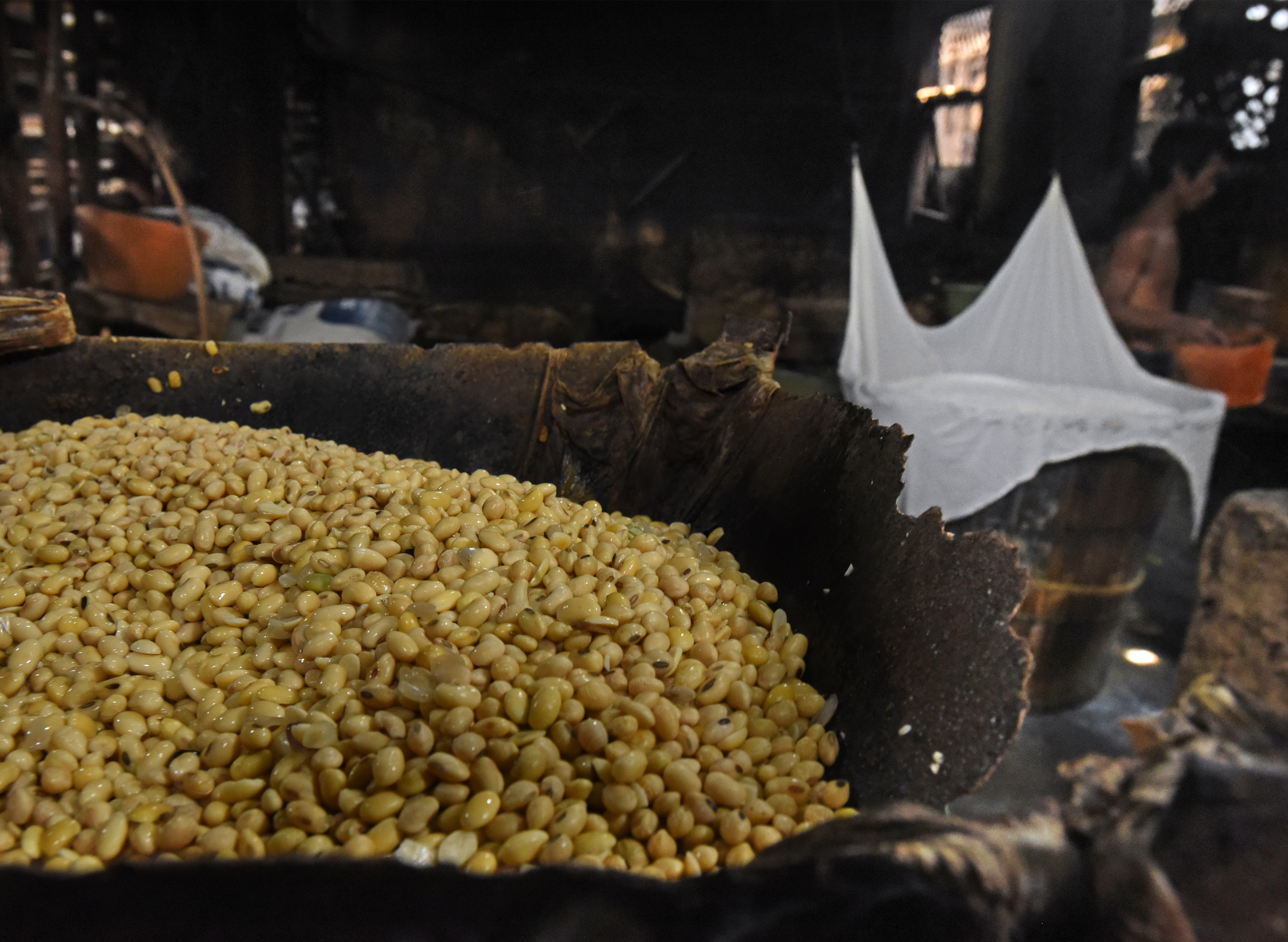 Ilustrasi: Pekerja membuat tahu di Kampung Pejaten, Kramatwatu, Serang, Banten, Sabtu (29/5/2021).