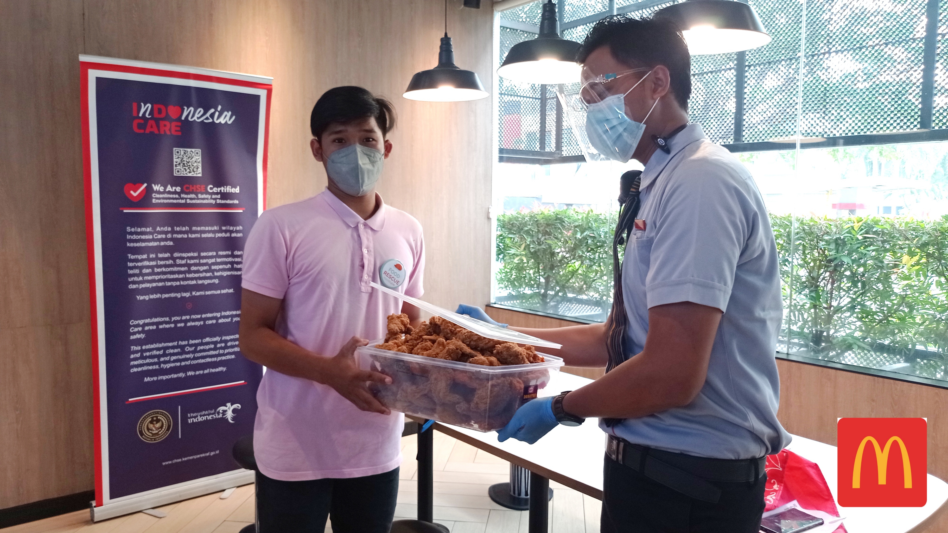 Penyerahan surplus produk dari gerai McDonald's ke FoodCycle untuk diantarkan pada penerima manfaat.