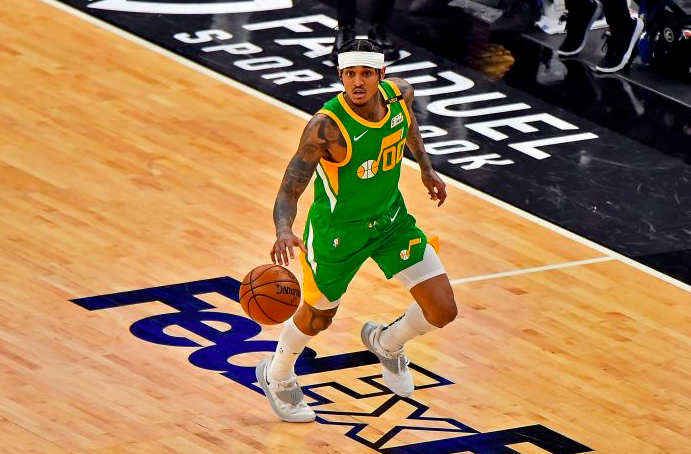 Aksi pemain Utah Jazz, Jordan Clarkson, saat menggiring bola.  Sumber: https://mediaindonesia.com/olahraga/405458/tundukkan-kings-utah-jazz-