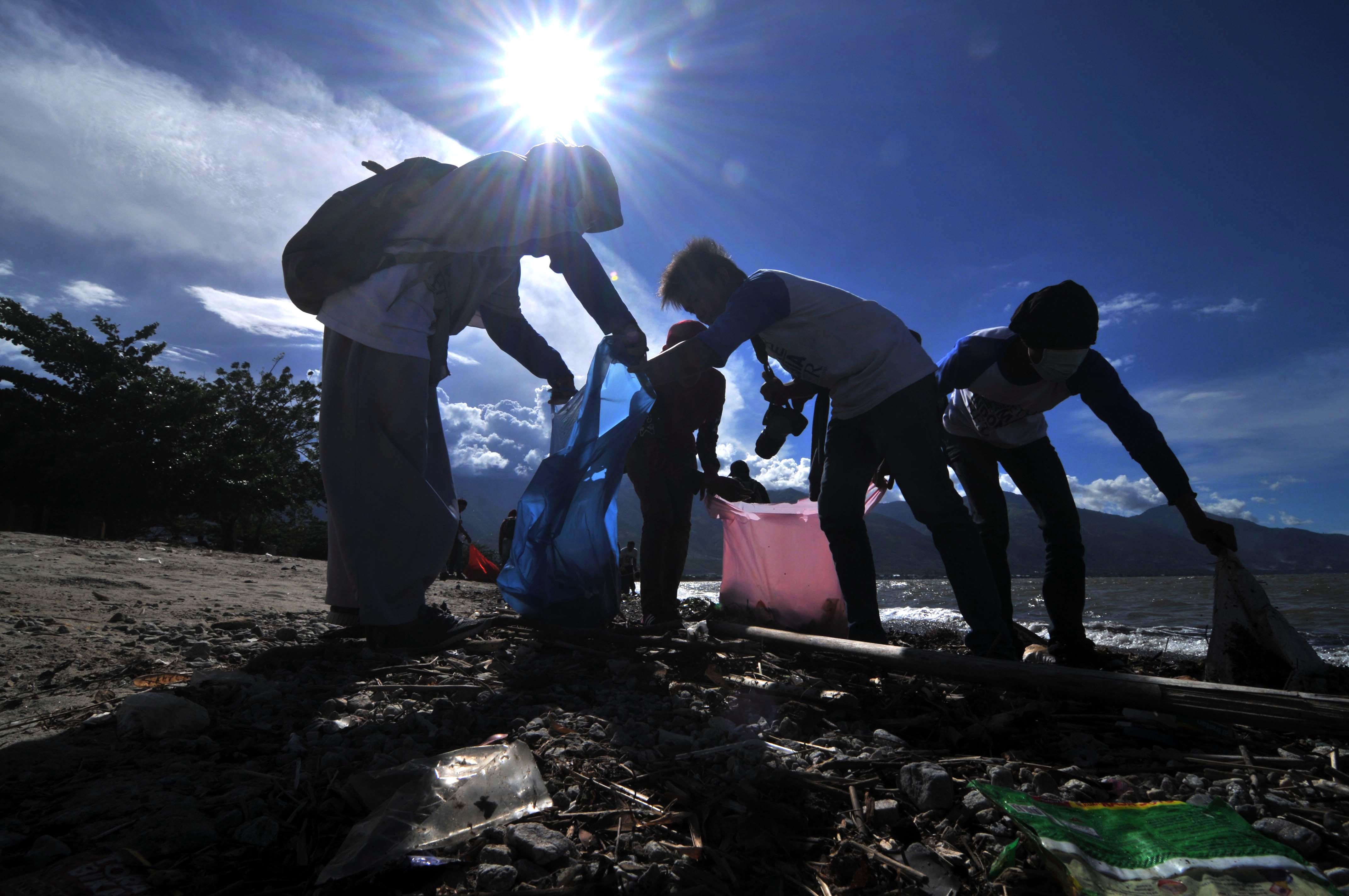 Aksi bersih-bersih sampah di Pantai Talise, Teluk Palu, Sulawesi Tengah